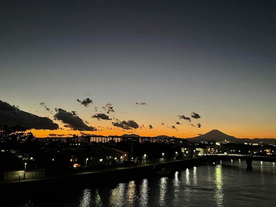 YUKAのインスタグラム：「毎日富士山を眺めている🗻✨  #最高な眺め #富士山 #ベランダ #湘南」