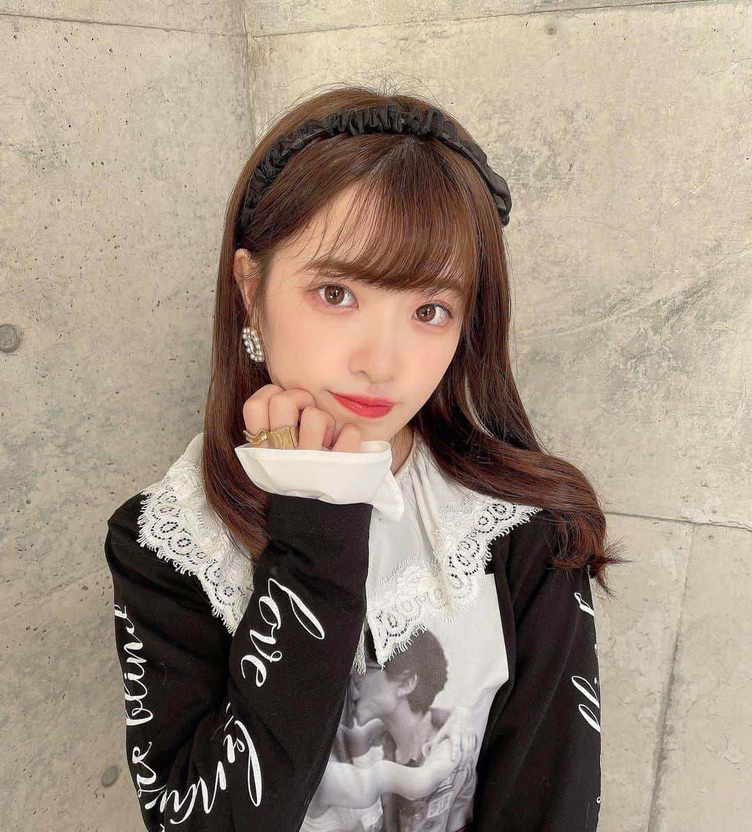 武藤小麟さんのインスタグラム写真 - (武藤小麟Instagram)「🤍🖤  今日はブラウスの上に ロンTを重ね着してましたっ♬  どっちも @honeymihoney_official さんのです🏹 可愛くてお気に入り…☁️☁️」1月30日 17時54分 - muto_orin