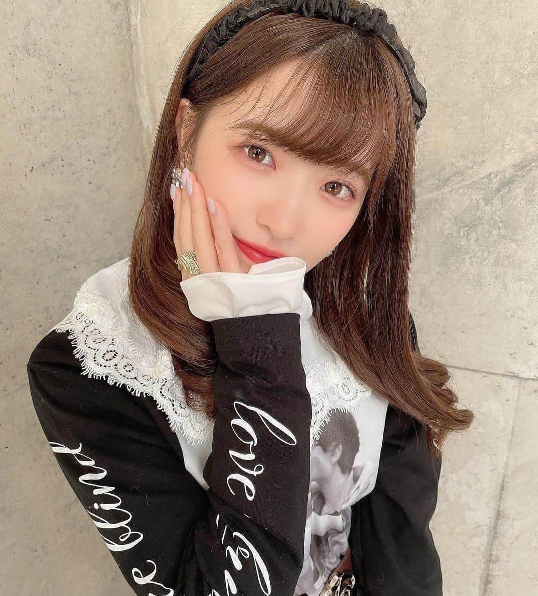 武藤小麟さんのインスタグラム写真 - (武藤小麟Instagram)「🤍🖤  今日はブラウスの上に ロンTを重ね着してましたっ♬  どっちも @honeymihoney_official さんのです🏹 可愛くてお気に入り…☁️☁️」1月30日 17時54分 - muto_orin