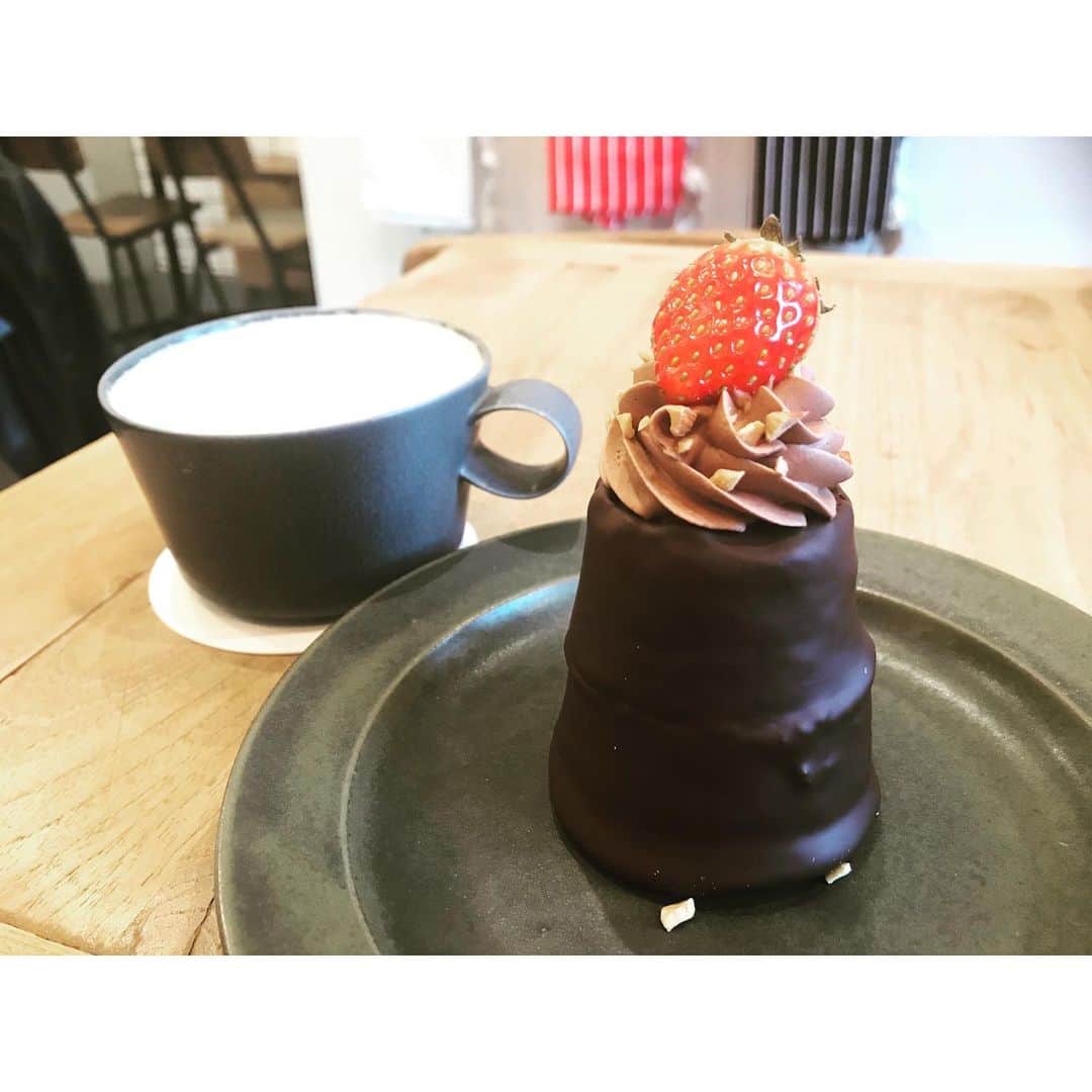 吉村民さんのインスタグラム写真 - (吉村民Instagram)「少し前ですが、 ずっと気になっていた @bricklane.setagaya のカップケーキを食べました🧁  とっても可愛くて、  スポンジはシフォンケーキのようにふんわり。 中までしっかりイチゴがはいって、ペロッと完食してしまいました♡  チョコのケーキは濃厚で スポンジがしっとりしていて、こちらもまた違う魅力の美味しさでした。  ケーキはやっぱり美味しいなぁ💕  #ケーキ  #cafe」1月30日 17時57分 - yoshimuratami