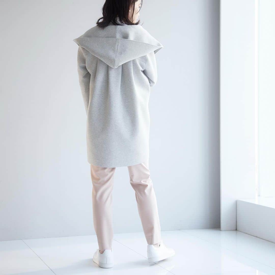 INDIVIのインスタグラム：「- new items -﻿ ﻿ ﻿ ワンマイル感覚でさらっと羽織っていただけるダンボール素材アウター。﻿ 後ろから見えるフードや、タックデザインで女性らしい雰囲気に。﻿ ハリ感のあるダンボール素材は、﻿ カジュアルなスタイリングも程よい大人上品に仕上げてくれます。﻿ パンツは、春らしい淡いカラーが登場！﻿ 着回し力抜群のアイテムですのでぜひチェックしてみてください。﻿ ﻿ ﻿ ✴︎outer.¥19,250(税込)﻿ ✴︎no.127-92006﻿ ﻿ ✴︎pants.¥14,850(税込)﻿ ✴︎no.127-69006﻿ ﻿ ＿＿＿＿＿＿＿＿＿＿＿＿＿＿＿＿﻿ 【ポイントキャンペーン開催中!!】﻿ 1/20(wed)-1/31(sun)までの期間中、﻿ 春の新作アイテムがポイント10倍に！﻿ 今時期からお召しいただける羽織りものや、鮮やかなカラーニットアイテムも対象です。﻿ ぜひチェックしてみてください！﻿ ﻿ ﻿ #INDIVI﻿ #インディヴィ」