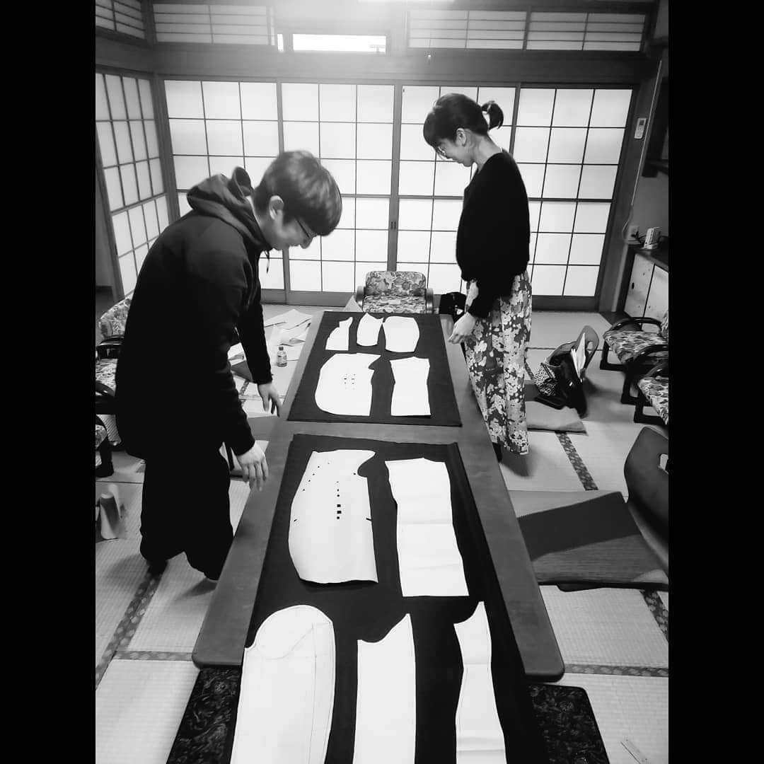 信國太志のインスタグラム：「テーラリングクラス二日目は早くも各自裁断。」