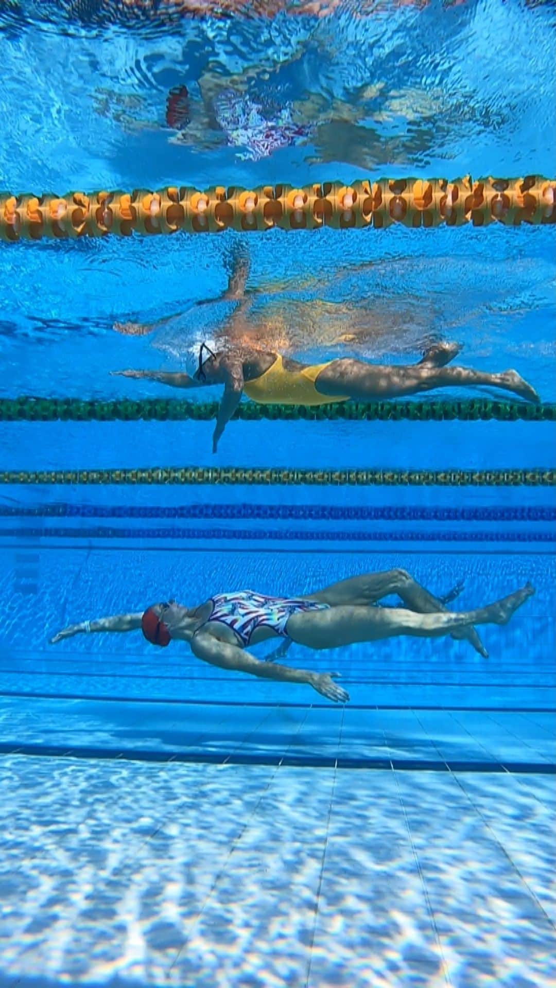 エミリー・シーボームのインスタグラム：「Saturday sun ☀️ 🏊‍♀️  Mirror with @georgiabohl   Togs @arenaaustralia @arenawaterinstinct   @iswimleague @energystandard   #underwater #slomo #swimming #water #goldcoast #athlete」