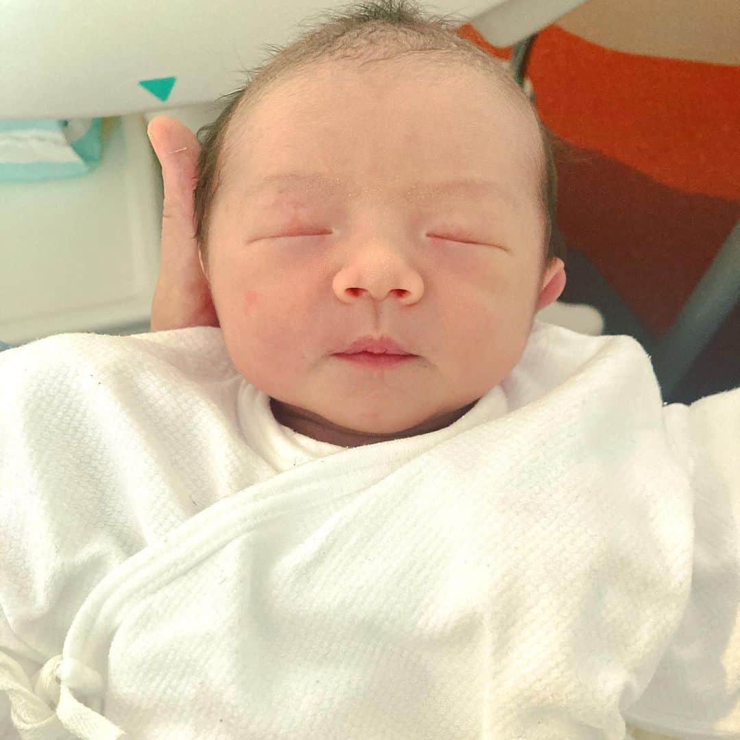 千葉アリサのインスタグラム：「2021/1/11  12時01分　2712gの女の子を 無事に出産致しました。  母子共に元気で退院をし、体を休めながらも 少しづつお世話に慣れたり慣れなかったりw  日に日に　可愛さが増し、ひとつひとつ学びながら 母になっていくのを感じています。  会いにきてくれて 一緒にがんばってくれた赤ちゃんに、 いのちの繋がりに、 もらったたくさんの愛とエールに  感謝しかでてきません。  この日の幸せ、宝物の毎日を ありがとうございます。  お産の時にみた 瑠璃色の地球（松田聖子さんの歌w）の夜明け、 花開く　希望のイメージ。  と、祖母がこだわりで母につけた 瑠美の漢字から一字頂いて  瑠花　と名付けました　🌍👼🌸✨  愛の扉全開で真新しい日々を 分かち合って生きていきます。 これから　どうぞよろしくお願い致します🙏💗  #はじめまして　#愛おしいいきもの　#地球の子#newborn #mybaby #luca #thankyou」