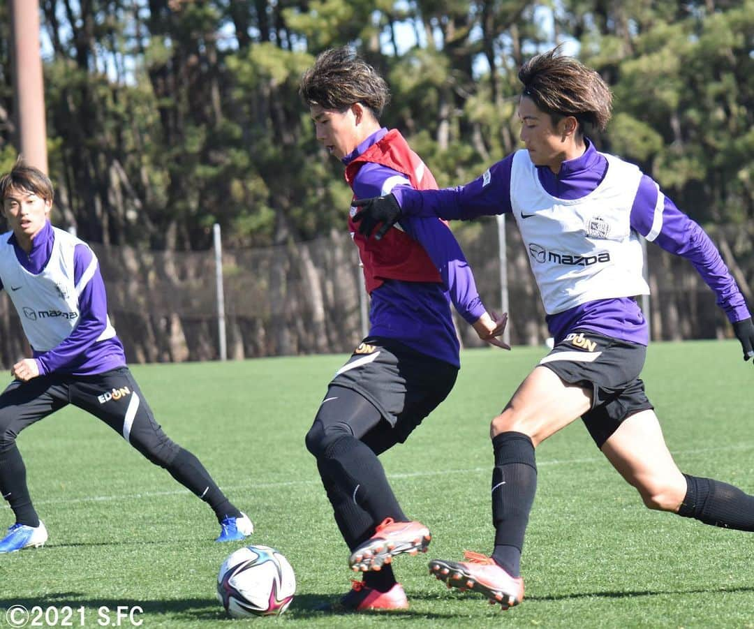 サンフレッチェ広島さんのインスタグラム写真 - (サンフレッチェ広島Instagram)「宮崎キャンプ7日目⚽️ 今日も紅白戦でチーム力を高めました💪💪 #ドウグラスヴィエイラ 選手 #佐々木翔 選手 #浅野雄也 選手 #土肥航大 選手 #東俊希 選手 #ジュニオールサントス 選手 #エゼキエウ 選手 #城福浩監督  #野上結貴 選手 #柴崎晃誠 選手 #sanfrecce #積攻 #宮崎キャンプ ャンプ」1月30日 18時04分 - sanfrecce.official