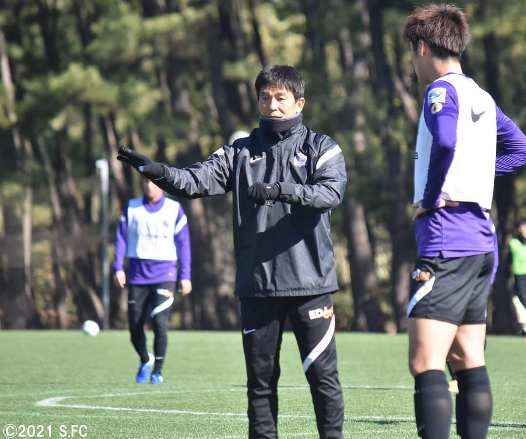 サンフレッチェ広島さんのインスタグラム写真 - (サンフレッチェ広島Instagram)「宮崎キャンプ7日目⚽️ 今日も紅白戦でチーム力を高めました💪💪 #ドウグラスヴィエイラ 選手 #佐々木翔 選手 #浅野雄也 選手 #土肥航大 選手 #東俊希 選手 #ジュニオールサントス 選手 #エゼキエウ 選手 #城福浩監督  #野上結貴 選手 #柴崎晃誠 選手 #sanfrecce #積攻 #宮崎キャンプ ャンプ」1月30日 18時04分 - sanfrecce.official