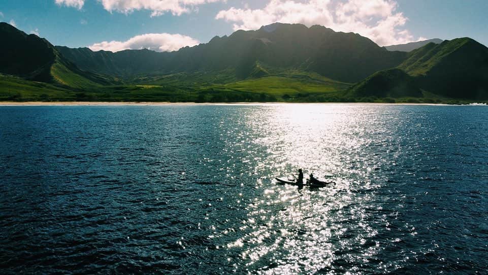 kawaiihawaiitourさんのインスタグラム写真 - (kawaiihawaiitourInstagram)「ナナクリビーチでイルカを見に行った時のドローン撮影です！！ハワイは、いつでも海がキレイで癒されます。カワイイ・ハワイ・ツアーでは、お客様が行きたいところを自由に行けます。本日は、115人のコロナの感染者がでました！ハワイでは、さらに新しい会社から新しいワクチンがでてきそうです。詳しくは、ストーリーをみてください！ --------------------------------------------------------- ❤️Kawaii Hawai'i Tour / カワイイ・ハワイ・ツアー ❤️✨🌈プラン🌈✨ (ハワイ州政府公認会社 PUC 497-C) ✔︎日本人経営 日本人ガイド付きツアーなので安心️🏝✨😎👍🏽 ✔︎あなただけのオリジナルツアーが作れます ✔︎初ハワイ満喫コース、オススメスケジュールご用意しています‼︎ ✔︎ガイドブック派？それともローカル体験派？ ✔︎なんでもご相談下さい 💁🏽‍♂️💁🏽☀️🏝✨😎👍🏽 ✔︎お写真もたくさんお撮りします🤳 ------------------------------------------------------ ✴︎今日の格言✴︎ 朝晩のお勤めを欠かさずにするのは、人間鈴木清一があやまちも多く、悩みも深く、弱さ、もろさ、悲しさがあるがゆえに、祈ってすがっていきたいからです(鈴木清一) ------------------------------------------------------ お客様の笑顔が私達の笑顔をモットーにツアーをさせてもらっています🚙🚖🚘 --------------------------------------------------------  #ハワイ #hawaii #カワイイハワイハワイツアー #ワイキキビーチ #コロナ　#ファインダー越しの私の世界 #カカアコ #ハワイ好き #ハワイライフ #天国の海 #ハワイウェディング #ハワイ行きたい #ハワイツアー #オアフ島　#ホノルル #ハワイチャーターツアー  #ハワイ旅行  #ハワイ女子旅  #ハレイワ 　#フォトジェニック #ハワイ好きな人と繋がりたい #ハワイコロナ　#インスタ映え　  #ハワイ観光 #海  #サップ  #オアフ島 #nanakuli #楽園 　#癒し　#ハワイ生活」1月30日 18時05分 - kawaiihawaiitour