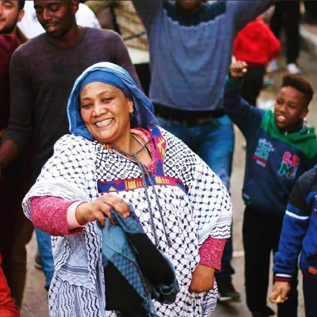 Grace Bonneyさんのインスタグラム写真 - (Grace BonneyInstagram)「@moanaloveniu: Palestine Love. Dead Sea. Fadwa. Picking olives. She will never miss a time to pick olives on this land. The stories are in the keffiyeh. Painting + fasting. I led 11 community murals in Palestine. One day, Palestine will be free. Palestine Love. #jenincamp #Jenin #tulkarm #tulkarmcamp #burin #nablus #palestine #PalestineLove」1月30日 18時05分 - designsponge