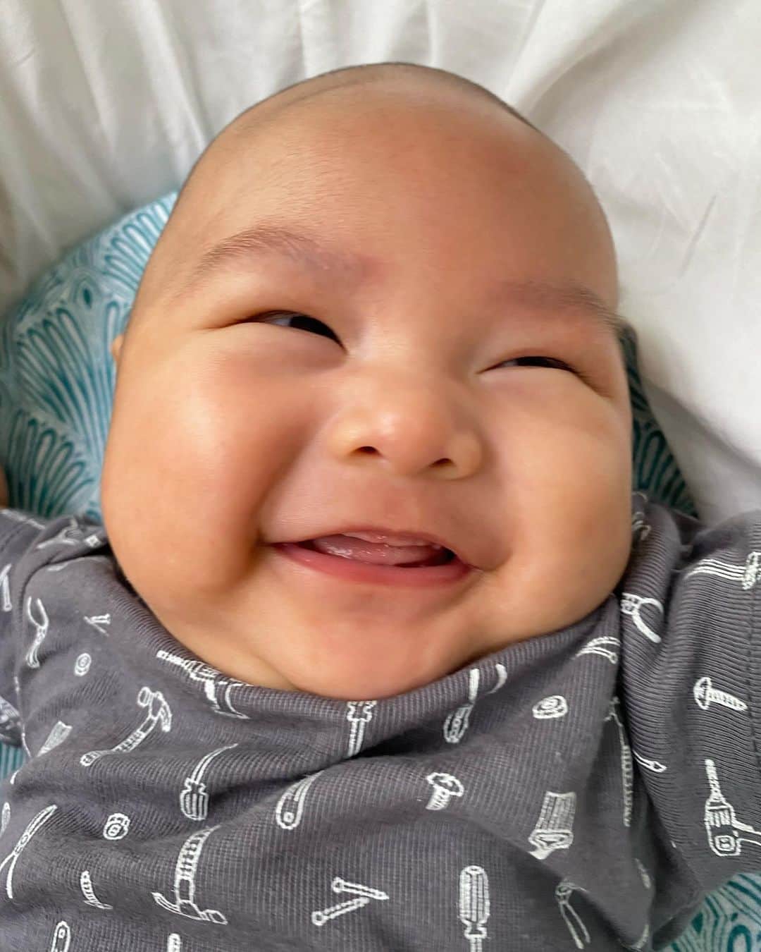 チェルシー・オリビアのインスタグラム：「Aku tuh ga kuat aah kalo dikasi senyum begjni @dante.oliver.alinskie ♥️ #3monthsold」
