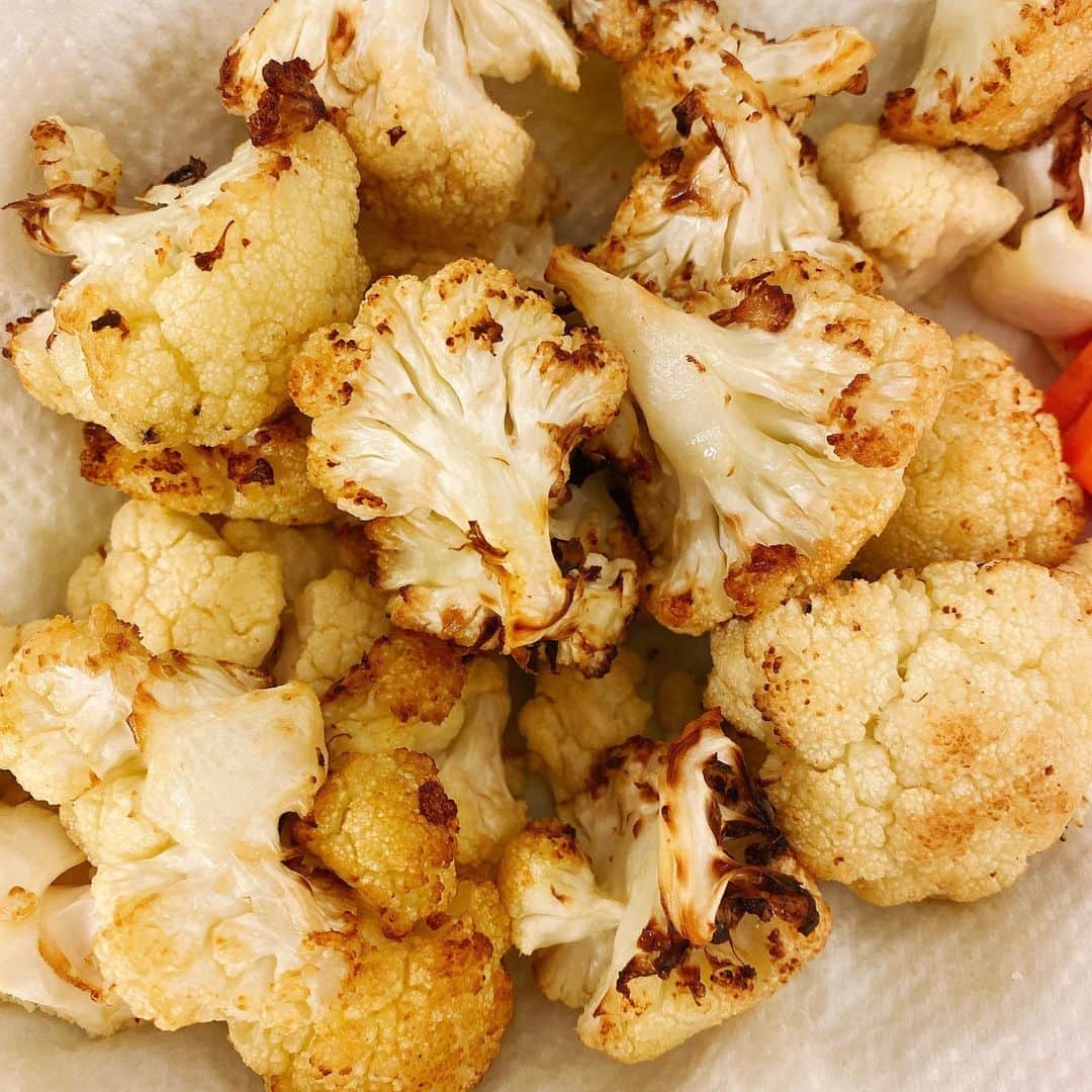 大野南香さんのインスタグラム写真 - (大野南香Instagram)「* 【Baked cauliflower】 Cauliflower is in season Now!!! It tastes naturally sweet with a hint of salt and oil. Nothing better than having lovely vegetables in season!! ︎︎﻿ ︎︎﻿☺︎︎﻿ ︎︎﻿ ︎︎﻿☺︎︎﻿ ︎︎﻿ ︎︎﻿☺︎︎﻿ 【カリフラワーのオーブン焼き】 カリフラワーは11〜3月にかけてが旬で、よりいっそう蕾が大きくて味もしっかりしてる😊 少しのお塩とオイルでゆっくり焼いていくと、とっても甘味が引き立つ☺️ 旬のお野菜をいただく幸せ❤︎  #everydayhappy ︎︎﻿ ︎︎﻿☺︎︎﻿  #ヘルシー﻿ #料理﻿ #クッキングラム ﻿ #cooking﻿ #healthyfood﻿ #minakaskitchen﻿ #vegansweets﻿ #ヴィーガンスイーツ﻿ #homemade ﻿ #homemadefood ﻿ #vegan﻿ #vegetalian﻿ #ベジタリアン﻿ #ヴィーガン﻿ #ビーガン﻿ #organic﻿ #organicfood ﻿ #bio﻿ #オーガニックカフェ﻿ #soymeat #大豆ミート」1月30日 18時18分 - minaka_official