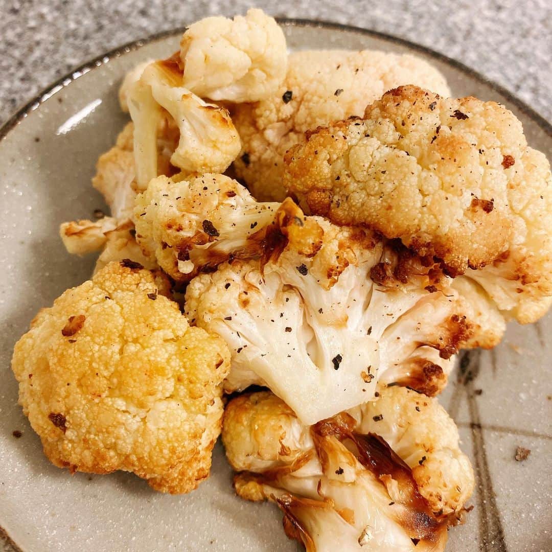 大野南香さんのインスタグラム写真 - (大野南香Instagram)「* 【Baked cauliflower】 Cauliflower is in season Now!!! It tastes naturally sweet with a hint of salt and oil. Nothing better than having lovely vegetables in season!! ︎︎﻿ ︎︎﻿☺︎︎﻿ ︎︎﻿ ︎︎﻿☺︎︎﻿ ︎︎﻿ ︎︎﻿☺︎︎﻿ 【カリフラワーのオーブン焼き】 カリフラワーは11〜3月にかけてが旬で、よりいっそう蕾が大きくて味もしっかりしてる😊 少しのお塩とオイルでゆっくり焼いていくと、とっても甘味が引き立つ☺️ 旬のお野菜をいただく幸せ❤︎  #everydayhappy ︎︎﻿ ︎︎﻿☺︎︎﻿  #ヘルシー﻿ #料理﻿ #クッキングラム ﻿ #cooking﻿ #healthyfood﻿ #minakaskitchen﻿ #vegansweets﻿ #ヴィーガンスイーツ﻿ #homemade ﻿ #homemadefood ﻿ #vegan﻿ #vegetalian﻿ #ベジタリアン﻿ #ヴィーガン﻿ #ビーガン﻿ #organic﻿ #organicfood ﻿ #bio﻿ #オーガニックカフェ﻿ #soymeat #大豆ミート」1月30日 18時18分 - minaka_official