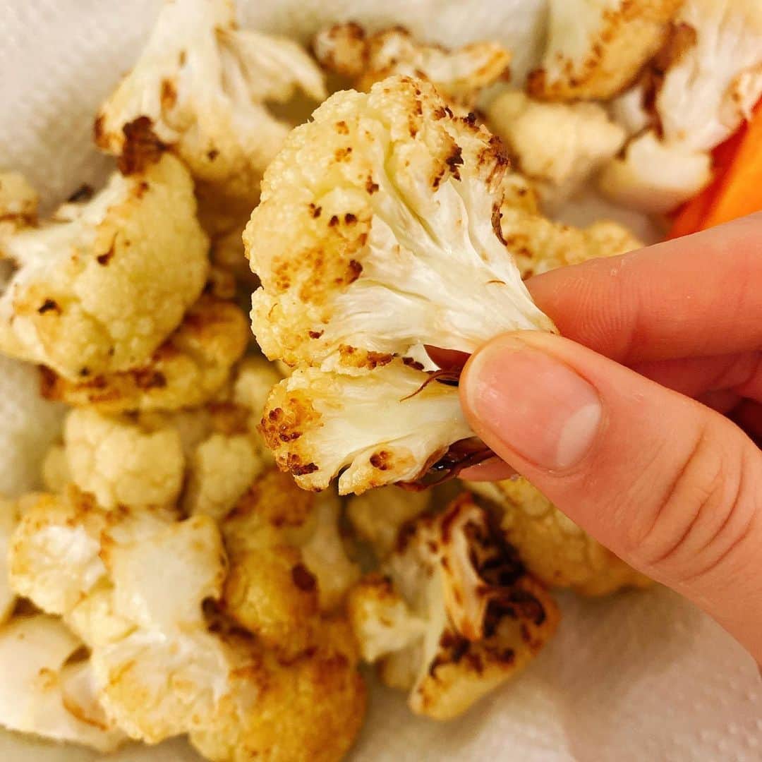 大野南香さんのインスタグラム写真 - (大野南香Instagram)「* 【Baked cauliflower】 Cauliflower is in season Now!!! It tastes naturally sweet with a hint of salt and oil. Nothing better than having lovely vegetables in season!! ︎︎﻿ ︎︎﻿☺︎︎﻿ ︎︎﻿ ︎︎﻿☺︎︎﻿ ︎︎﻿ ︎︎﻿☺︎︎﻿ 【カリフラワーのオーブン焼き】 カリフラワーは11〜3月にかけてが旬で、よりいっそう蕾が大きくて味もしっかりしてる😊 少しのお塩とオイルでゆっくり焼いていくと、とっても甘味が引き立つ☺️ 旬のお野菜をいただく幸せ❤︎  #everydayhappy ︎︎﻿ ︎︎﻿☺︎︎﻿  #ヘルシー﻿ #料理﻿ #クッキングラム ﻿ #cooking﻿ #healthyfood﻿ #minakaskitchen﻿ #vegansweets﻿ #ヴィーガンスイーツ﻿ #homemade ﻿ #homemadefood ﻿ #vegan﻿ #vegetalian﻿ #ベジタリアン﻿ #ヴィーガン﻿ #ビーガン﻿ #organic﻿ #organicfood ﻿ #bio﻿ #オーガニックカフェ﻿ #soymeat #大豆ミート」1月30日 18時18分 - minaka_official