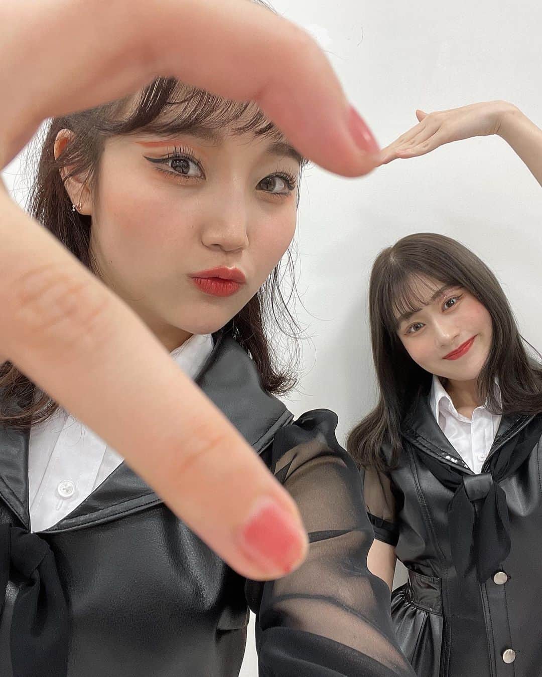 加藤美南のインスタグラム：「のえ😊 のえにはすっごく支えられました。 オーディションで1人凄く元気そうな子がいて、合格してからすぐはまだお互いを知らなかったけど、月日が流れて同じユニットで今までにないくらい練習してからか、2人の距離がぐっと近くになりました。私は恥ずかしがり屋だから素直に好きって言えなかったけど、本当に嬉しくて嬉しくて。 それから、日々仲良くしてくれてる中で持ち前の明るさを感じていたのですが、ある時のえから泣きながら電話がかかってきて、その時はこんな一面も私なんかに見せてくれるんだって思って、それからのえのこと1番近くで常に大丈夫だよって支えたいって思って。私も初めて人に気を許して何でも話して、時には頼って良いんだってのえがいてくれて知りました。どんなときも私をずっと忘れないでくれて全力で助けてくれました。のえといるとアイドル人生120倍たのしかった🥰のえ頑張ってね！これからは神仲良しなお友達🤝❤️」