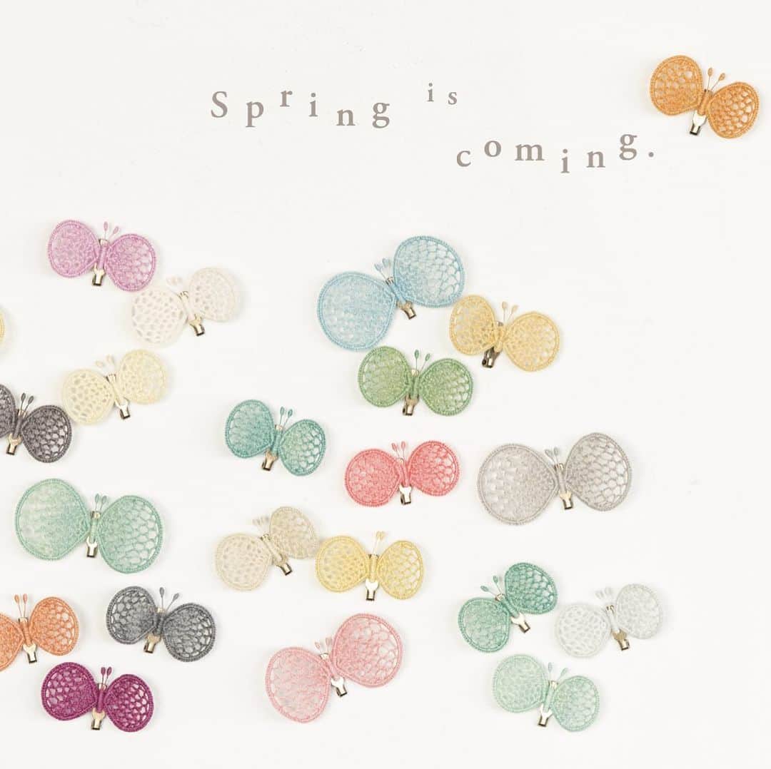 手紙社のインスタグラム：「【ice-cream headache 個展「Spring is coming.」at 手紙舎 2nd STORY】 2月17日（水）から2月28日（日）までの期間、手紙舎 2nd STORYでは、ice-cream headacheさんの個展「Spring is coming.」を開催いたします。メインビジュアルに登場するのは、手紙社の「布博」内での人気イベント「ブローチ博」でもいつも人気の”てふてふブローチ”。立体刺繍の技法を用いたブローチは、草木染めの色合いの糸と相まって、軽やかな春を思わせます。展示では、定番の作品に加え、新作アイテムも登場します。寒さの中にも春風を感じる2月下旬、愛らしいアクセサリーとの出会いをどうぞお楽しみに。  詳細は▶プロフィールページのリンク「手紙社公式webサイト」→「EVENT INFORMATION」→「ice-cream headache 個展」へ﻿  #手紙社 #手紙舎 #手紙舎2ndSTORY #tegamisha #ice_cream_headache #ちょうちょ #ブローチ #brooch #スタンプワーク #stampwork」