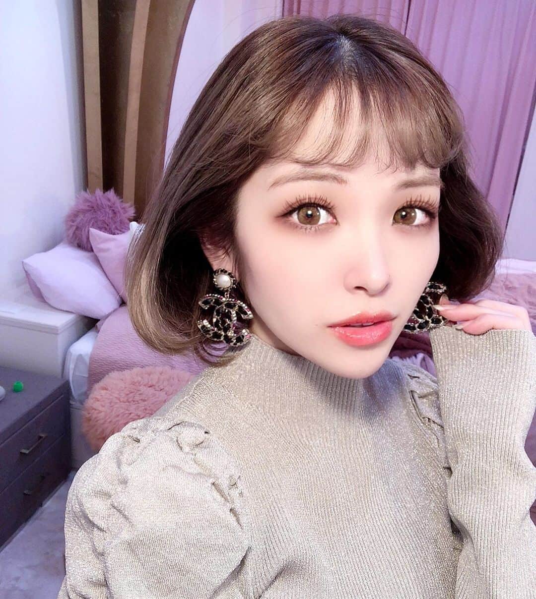 玉川来夢のインスタグラム：「オン眉どう？ そんな事よりピアスが可愛くて ため息しか出ない🤦‍♀️💕 #オン眉 #オンザ眉毛 #ボブ #chanel #シャネル #シャネルピアス」