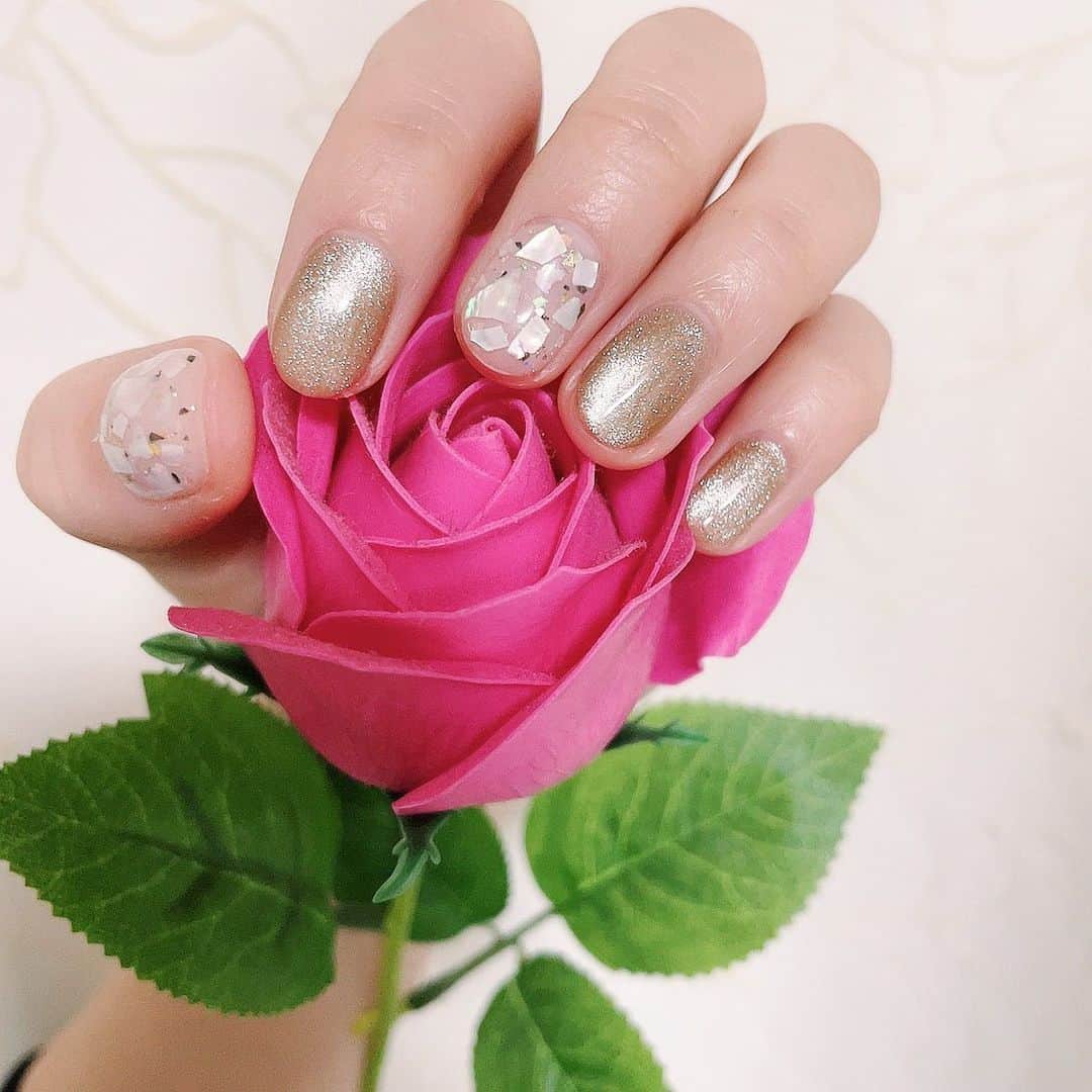 宮脇詩音さんのインスタグラム写真 - (宮脇詩音Instagram)「New nail...🤍🌹﻿ ﻿ お友達がやっているまつエク・ネイルサロン🌿aulii @aulii_eyelash.nails にてハンドとフットのネイルを新しくして来ました✨﻿ ﻿ ネイル担当は @aulli.nail_miho ちゃん🍺﻿ ﻿ 最近ハマりすぎてずーっとマグネット＆私の大好きなラメにシェル🐚﻿ フットもシャンパンゴールドのラメでキラッキラにしていただきました✨﻿ ﻿ ﻿ 私のインスタを見た！で美保ちゃんを指名すると初回500円オフになるそうです🌿🌿🌿﻿ ﻿ みほちゃんいつも可愛いネイルありがとう😘﻿ ﻿ ﻿ #aulii #ebisu #恵比寿 #まつ毛パーマ #まつ毛カール #ネイルサロン #アイラッシュサロン #パリジェンヌラッシュリフト #nail #ネイルデザイン #ネイル #ジェルネイル #シェルネイル #ラメネイル #キラキラネイル #ジェルネイルデザイン #マグネットネイル #ムール貝のことをルーム貝と言ってた美保ちゃん #ムール貝だよ﻿」1月30日 18時14分 - miyawaki_shion