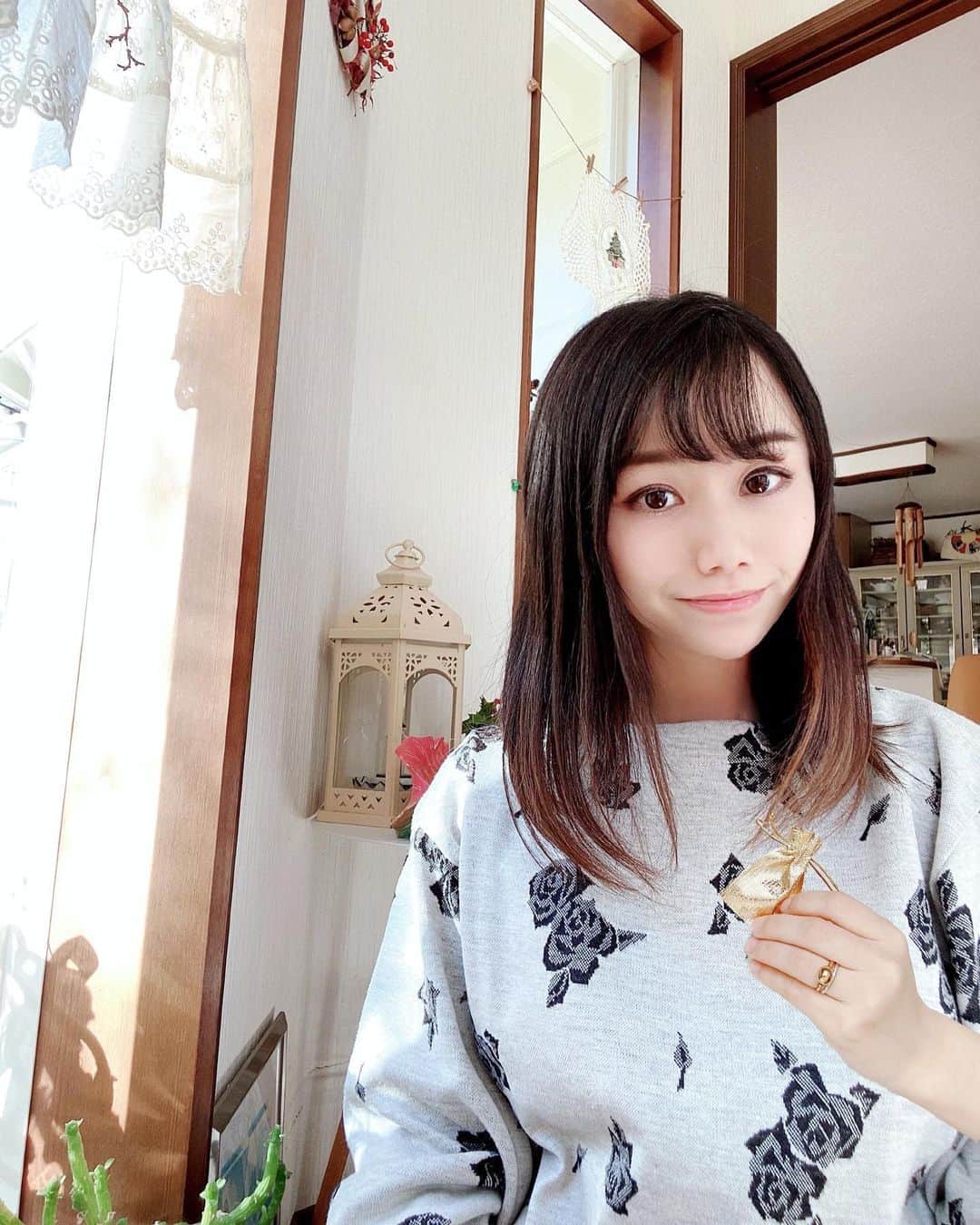 amiのインスタグラム：「．  Favorite antibacterial jewelry  気になっていた、ウイルス対策アクセサリーNo.567  マモルワ Ring パンチが届いたので さっそく使ってました💓  抗菌効果のある銅のリング、 おしゃれを楽しみながらウイルス対策 出来ちゃうなんてすごいですよね✨  ． 触りたくない部分やボタンは この指輪を使えば、触らず安心✨ 画期的ですよね👏  デザインも気に入ったし 本当、おすすめです⭕️ @koukenonline   @koukenonline でフォロワーの方に 商品プレゼントキャンペーン中！  ． #マモルワ#抗菌#雑菌#抗菌アクセサリー#抗菌小物#抗菌ジュエリー# mamoruwa #守る#シルバージュエリー#No.567 #Ring #パンチ#リング#指輪#ウイルス対策アクセサリー#銅アクセサリー#ジュエリー#感染対策#フリーサイズ#コロナ対策#コロナに負ける」