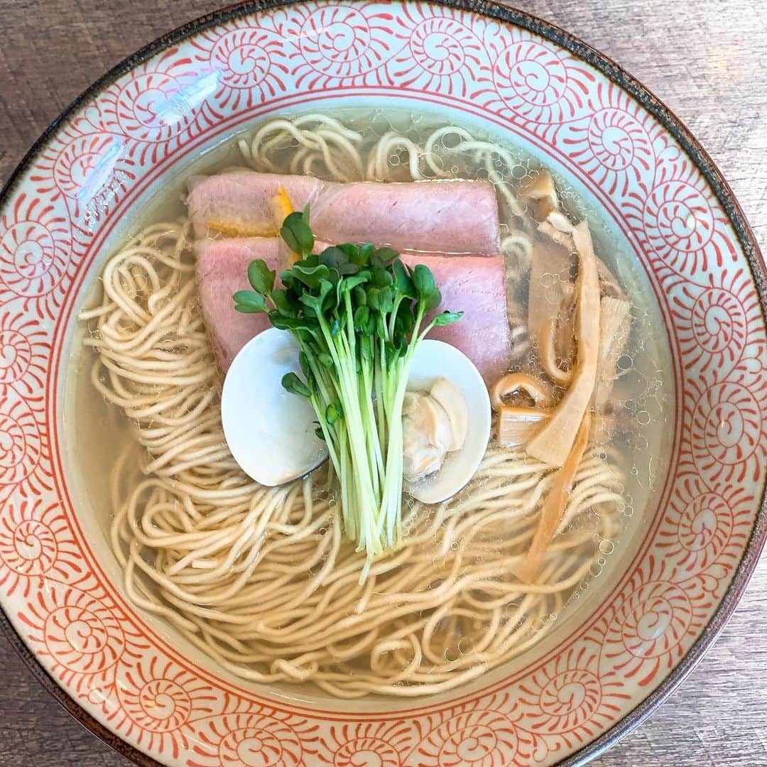 華月咲（さーちゃん）のインスタグラム：「🍜 #Ramen611 #蛤の塩そば ¥800 埼玉県入間市（※車必須🚗） ＊ イルマニア😎に超絶シンプルな はまぐりちゃんがあると聞いて即！！！ トッピングの蛤は１個だけだけど スープはちゃんと貝出汁じゅわ〜で シンプルオブザベストの美味さ(｡☌ᴗ☌｡) チャーシュー広げるとおっきかった💓笑 ＊ 魅力的なメニューがたくさんあって 次は濃厚系も気になるから鶏白湯煮干し かましたいなぁと思った！リピ確定！ 最寄駅から4キロ弱あるから（笑） 絶対絶対車で行くのがオススメ🏃‍♀️✨ ・ ・ #japan #saitama #irumd #ramen  #ラーメン611 #埼玉 #入間 #入間グルメ #埼玉ラーメン #入間ラーメン #蛤ラーメン #貝出汁ラーメン #塩ラーメン #ラーメン #ラーメン女子 #ラーメン部関東 #ラーメン倶楽部 #ラーメン部 #麺スタグラマー #麺スタグラム #ラーメン好きと繋がりたい #ラーメンパトロール」