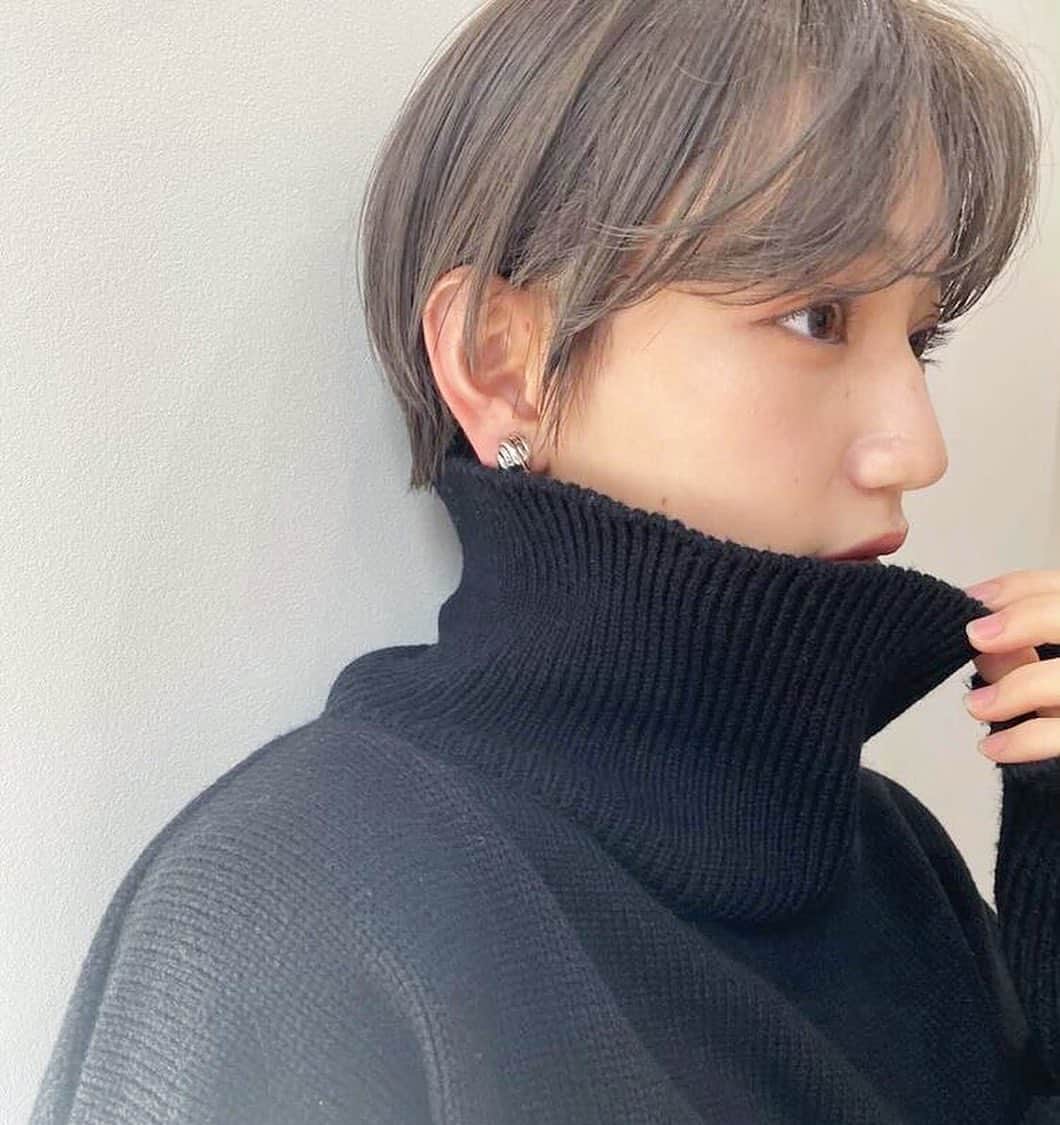 narumiさんのインスタグラム写真 - (narumiInstagram)「ㅤㅤㅤㅤㅤㅤㅤㅤㅤㅤㅤㅤㅤ ㅤㅤㅤㅤㅤㅤㅤㅤㅤㅤㅤㅤㅤ この透け感と、ドツボなカラー伝わるかな、好きすぎる 毎度かわいいを塗り替えてくれるのぞみさん、いつもありがとうございます👼🏻🤍 @nozonozo__   帰り道、巨人の心配してくれたキラくんもありがとうございました🗣笑 ㅤㅤㅤㅤㅤㅤㅤㅤㅤㅤㅤㅤㅤ ㅤㅤㅤㅤㅤㅤㅤㅤㅤㅤㅤㅤㅤ #透明感カラー #ショートヘア #ショートスタイル #ショート #ハンサムショート #丸みショート #アッシュグレー #アッシュカラー #ブルーアッシュ」1月30日 18時26分 - narumi_hoshi__
