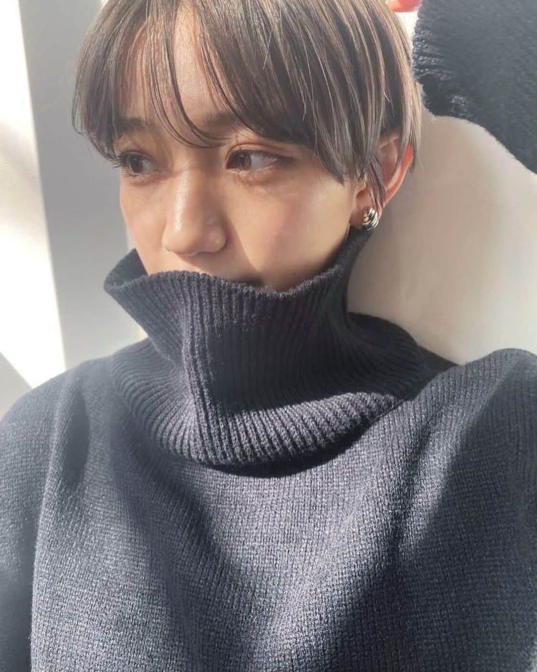 narumiさんのインスタグラム写真 - (narumiInstagram)「ㅤㅤㅤㅤㅤㅤㅤㅤㅤㅤㅤㅤㅤ ㅤㅤㅤㅤㅤㅤㅤㅤㅤㅤㅤㅤㅤ この透け感と、ドツボなカラー伝わるかな、好きすぎる 毎度かわいいを塗り替えてくれるのぞみさん、いつもありがとうございます👼🏻🤍 @nozonozo__   帰り道、巨人の心配してくれたキラくんもありがとうございました🗣笑 ㅤㅤㅤㅤㅤㅤㅤㅤㅤㅤㅤㅤㅤ ㅤㅤㅤㅤㅤㅤㅤㅤㅤㅤㅤㅤㅤ #透明感カラー #ショートヘア #ショートスタイル #ショート #ハンサムショート #丸みショート #アッシュグレー #アッシュカラー #ブルーアッシュ」1月30日 18時26分 - narumi_hoshi__