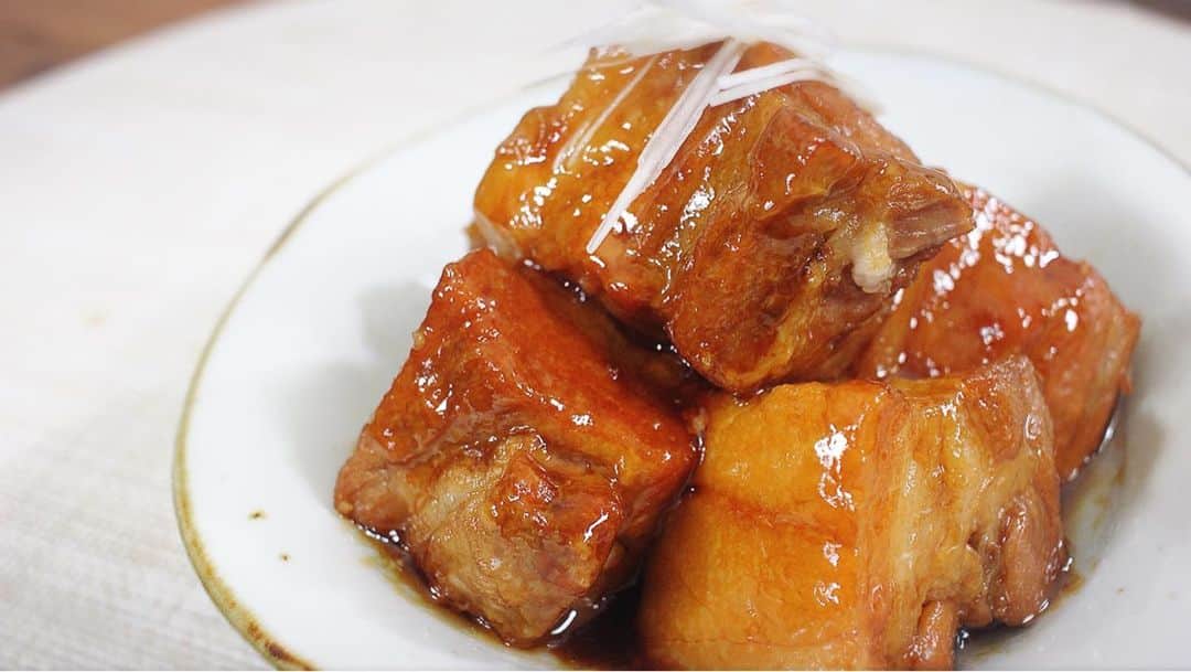 川島章良のインスタグラム：「. . . 今回はみんな大好きな角煮です。  『炊飯器で簡単豚の角煮』  トロトロになる角煮です。  おからもつかったり脂をできるだけとりのぞいて  トロミもつけて見た目もうまそーな一品ですよ。  【▼材料】 □豚肉（ブロック）・・・500g □青ネギ・・・1本 □生姜・・・10g □おから・・・100g □醤油・・・60cc □みりん・・・30cc □お酢・・・10cc □お酒・・・50cc □砂糖・・・大さじ3  作り方はYouTubeの  はんにゃ川島のほんわかレシピをみてくだせい  #角煮 #ほんわかレシピ #時短料理 #炊飯器 #はんにゃ川島」