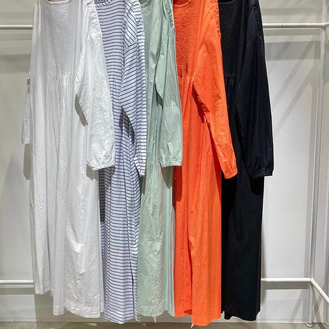 l'atelier du savonのインスタグラム：「・ // new arrival // ・ ピンタックと肩のボタンが さりげなく可愛いワンピース 入荷致しました！ コットン100%なので着やすく Ｔシャツのように楽ちんに 着ていただけます⭐︎ デニムをレイヤードで履いて いただくのもおすすめです👖！ ・ ・ ・ @latelierdusavon_  肩開きピンタックワンピース ¥15,000+tax (5色展開) ・ ・ ・ #アトリエドゥサボン#l’atelierdusavon」