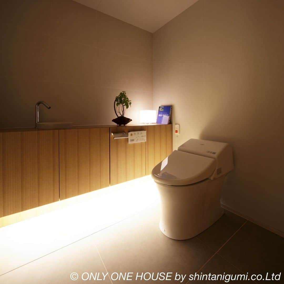 ONLY ONE HOUSE 株式会社 新谷組のインスタグラム：「* #選べる平家 casa amare  和のテイストにマッチする タンク式の新しいカタチ  設置の自由度が高いタンク式でありながら 洗浄水量の大幅な節水を実現！👏  電球色の間接照明で あたたかくリラックスした雰囲気を 演出しております🌿  casa amare ▶︎ http://www.casa-amare.jp/works/detail/41/  more phots▶︎ @shintanigumi.co.ltd   --------------------------------------  新谷組は土地探しから 設計施工管理の全てを 弊社で担う事ができます！  大工工務店だからこそ出来る 枠にとらわれない自由な発想で お客様のお家づくりを 全力でサポートいたします💪🏻  お気軽にご相談ください☻  #ONLY_ONE_HOUSE by shintanigumi.co.Ltd  ✭ 本社𝕋𝔼𝕃  0770-78-1255 ✭ 事務所𝕋𝔼𝕃  0770-59-2552 ✭  𝔼 𝕞𝕒𝕚𝕝  shintanigumi@outlook.jp ✭ 新谷組𝙷𝙿 http://www.shintanigumi.jp  --------------------------------------  #新谷組 #オンリーワンハウス #おおい町 #舞鶴市 #高浜町 #小浜市 #敦賀市 #若狭町 #美浜町 #新築 #一戸建て #外構工事 #改修工事 #シンプルライフ #マイホーム #注文住宅 #デザイン住宅 #自由設計 #工務店 #金属サイディング #家事楽動線 #家づくり #モデルハウス #トイレ #施工事例 #自然素材の家」