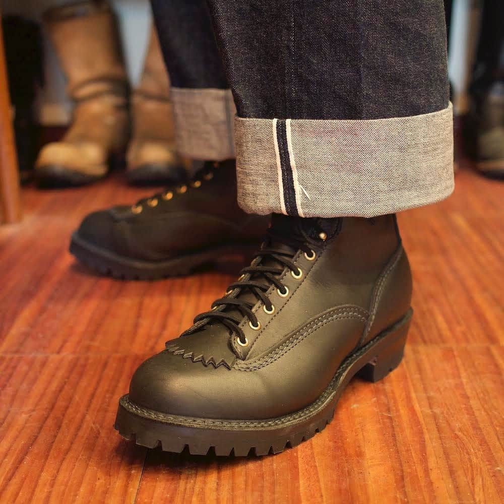 ウェスコさんのインスタグラム写真 - (ウェスコInstagram)「My WESCO! “Firestormer” ケブラーステッチやレザーレース等、ブラック系のパーツが標準装備、さらには耐火ソールも備えた精悍且つ無骨なイメージの"Firestoemer"。 WESCOのラインナップにはアメリカにストックがあれば3-4週間でお手元に届くモデルもあり、この"Firestormer"もその中の一足です。 今回のブーツも「なるべく早く履きたい！」というご要望もあって大変喜んで頂きました！ 10"インチハイトの丈とロールアップしたデニムとのバランスも絶妙ですね！！ . https://wescojapan.blogspot.com/2021/01/my-wesco-firestormer.html . #wesco #firestormer #madeinusa🇺🇸 #oregon #scappoose #wescojapan #wescoebisu #wescosetagaya #wescokanazawa」1月30日 18時25分 - wesco_japan