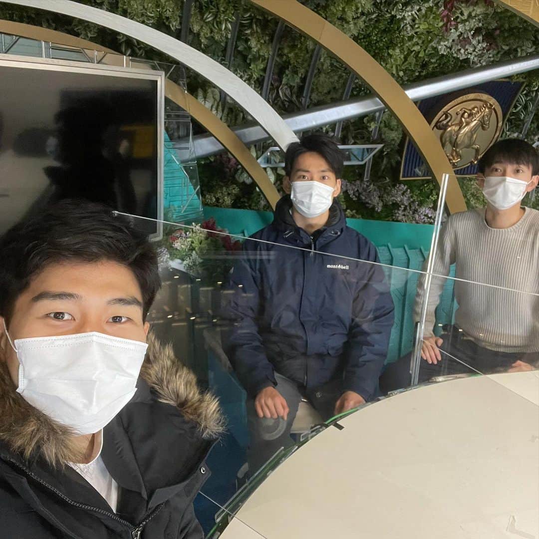 内野泰輔のインスタグラム：「今日は競馬🐎 無観客の東京競馬場は少し寂しいです…  #上中勇樹 アナ #今湊敬樹 アナ #競馬  #フジテレビ」