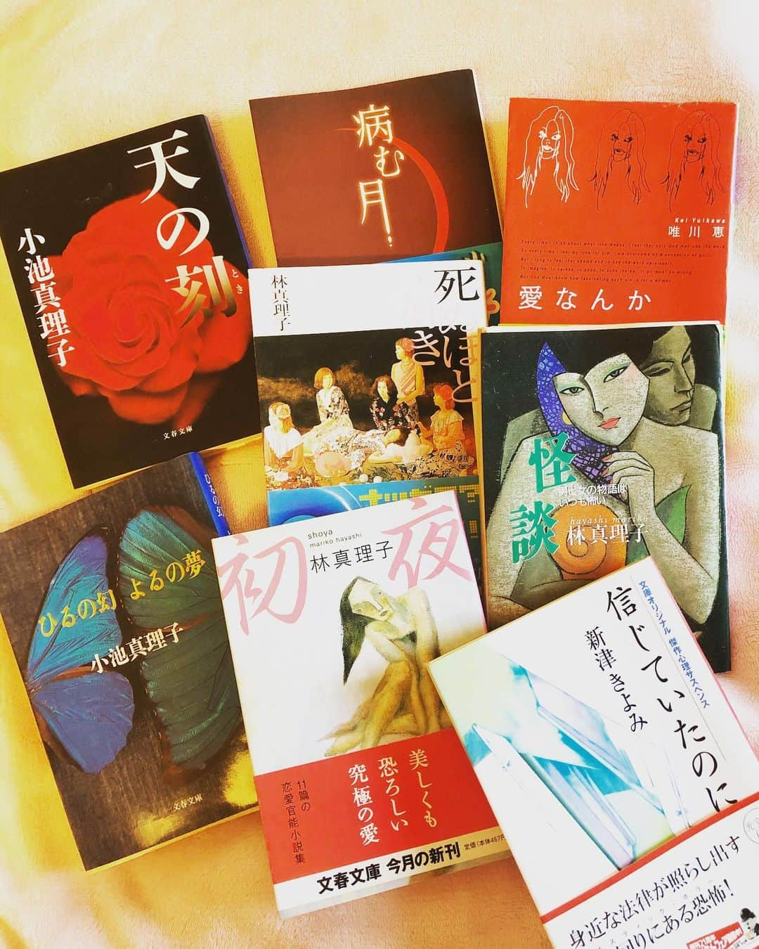 畑山亜梨紗のインスタグラム：「最近読んでいる小説。👩 30歳前後の独身女性だけでなく結婚後の女性の心理にも共感するありさ」