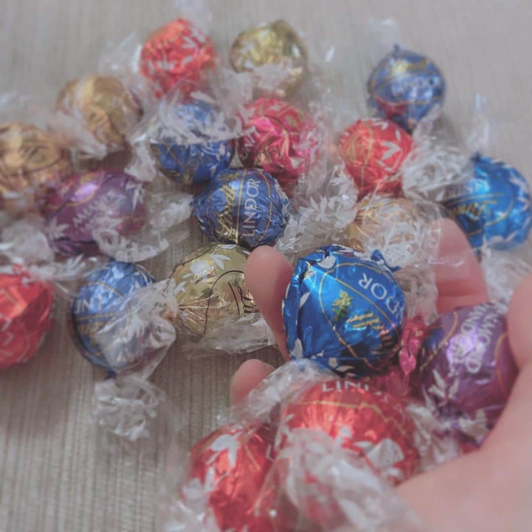 のインスタグラム：「. . 甘いもの苦手だけど これは好きなのだよ . #リンツ #チョコレート」