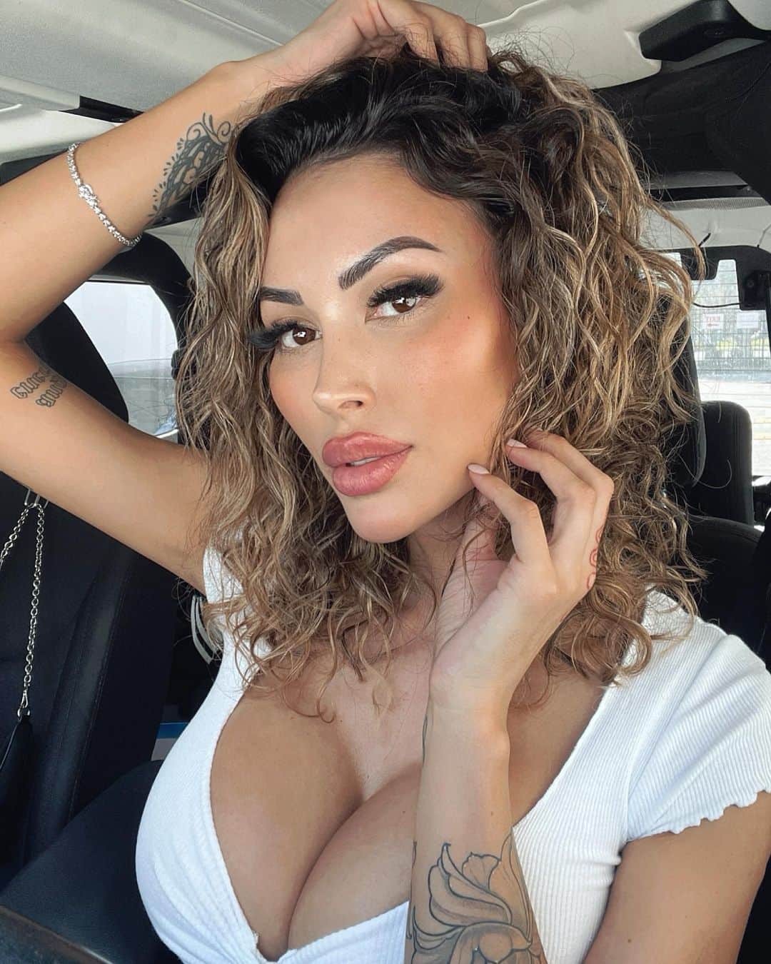 ANNELESE MILTONのインスタグラム：「Trying to embrace my natural curls wasn’t always easy. I’ve been straightening my hair since I was 12 years old. All the girls at school had pin straight hair and I would beg my mum to let me straighten it. She wanted me to embrace my curls and embrace being different. But I didn’t. I still straighten it regularly buuuttt I’m going to try and wear my curls more often 🤍 not only is it healthier for my hair but they’re also super fun 😜」