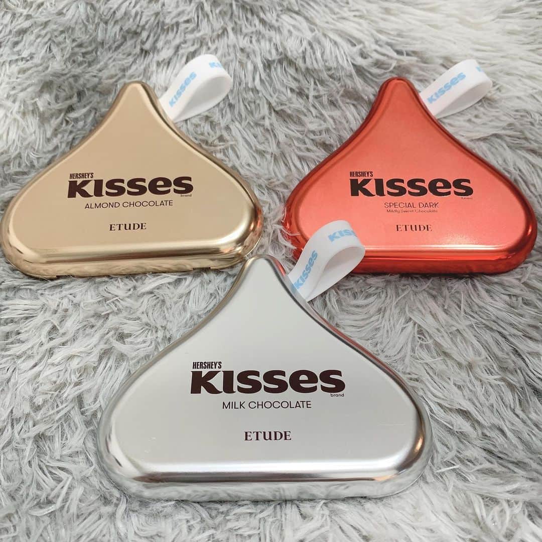 河西美希さんのインスタグラム写真 - (河西美希Instagram)「大きいチョコが届いたー！！と思ったら﻿ 公式では2/1発売のETUDEの新作﻿ Hersheys Kisses Collectionでした🥰﻿ ﻿ ふぉーさんと並んでこの大きさ﻿ かわいい…🥲🍫﻿ ﻿ アイシャドウはどれも使いやすい絶妙カラー﻿ リップはふんわりムースティント💄﻿ ﻿ 使うの楽しみ♡﻿  ETUDEさんありがとうございます❣ ﻿ ﻿ #韓国コスメ #エチュード #ETUDE ﻿ #ETUDEHOUSE #コスメ #新作コスメ﻿ #新作 #バレンタインコスメ  #化粧品﻿ ﻿#チョコレート #ブラウンメイク #ブラウンアイシャドウ  #アイシャドウパレット #アイシャドウ #ティント #コスメレビュー #newコスメ #ポーチ」1月30日 18時29分 - mikipon1111