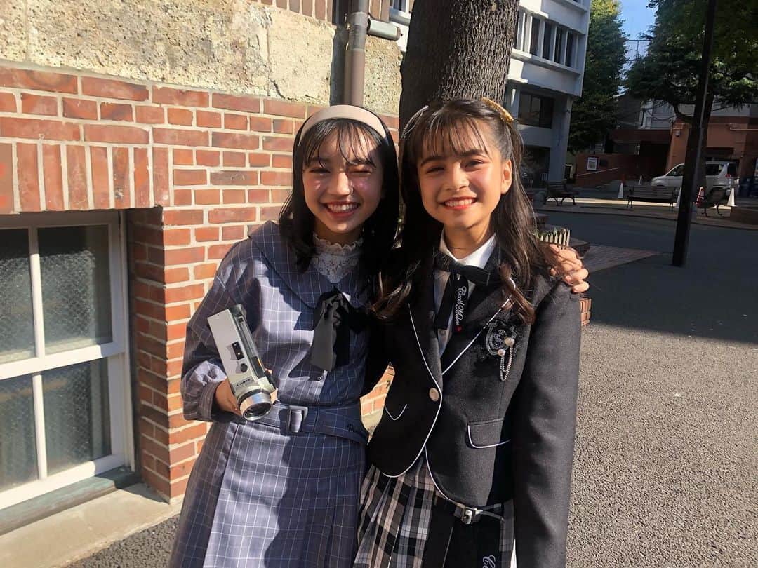 ニコ☆プチのインスタグラム：「🌸  エモい卒服ムービー裏側🤍  お互いに撮り合いっこしていた映像も使ってます🎥⭐️  ムービーで着ていたブランドのほかにも たくさん素敵な卒服を紹介しているよ🥰 2月号チェックしてみてね👗✨  小6の7人、個性ゆたかでいい感じ🥳💐  🌸 #有坂心花（ @kohana_arisaka ） #浦田聖愛（ @lespros_maria ） #椛島ひなた（ @hinata_kabashima ） #小松崎ふたば #滝口芽里衣  #土屋希乃 #本多萌愛 （ @meeeeei0507 ）」