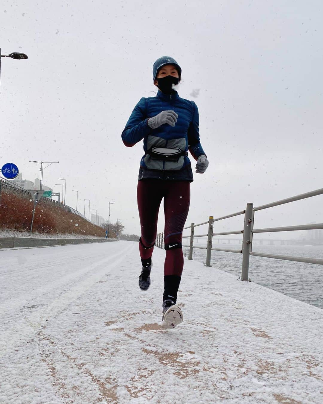 イ・シヨンさんのインスタグラム写真 - (イ・シヨンInstagram)「오늘새벽😊 너무 예뻤던 함박눈❄❄❄ #10km 🏃‍♀️🏃🏃‍♀️🕺」1月30日 18時31分 - leesiyoung38