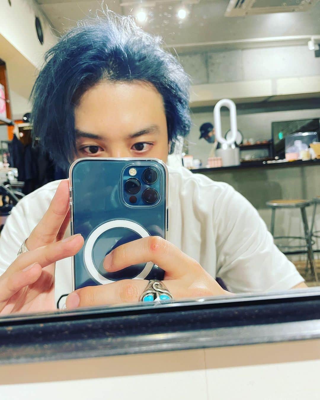 渡部秀のインスタグラム：「皆様寒さ続いてますがいかがお過ごしでしょうか？ 自粛明けても油断せず、引き続き予防対策しましょうね。  明日YouTube『ワタナベース』UPします。 肉バクバク食べる動画です。  皆様は本日何を召し上がりますか？🍜  #ステイホーム」