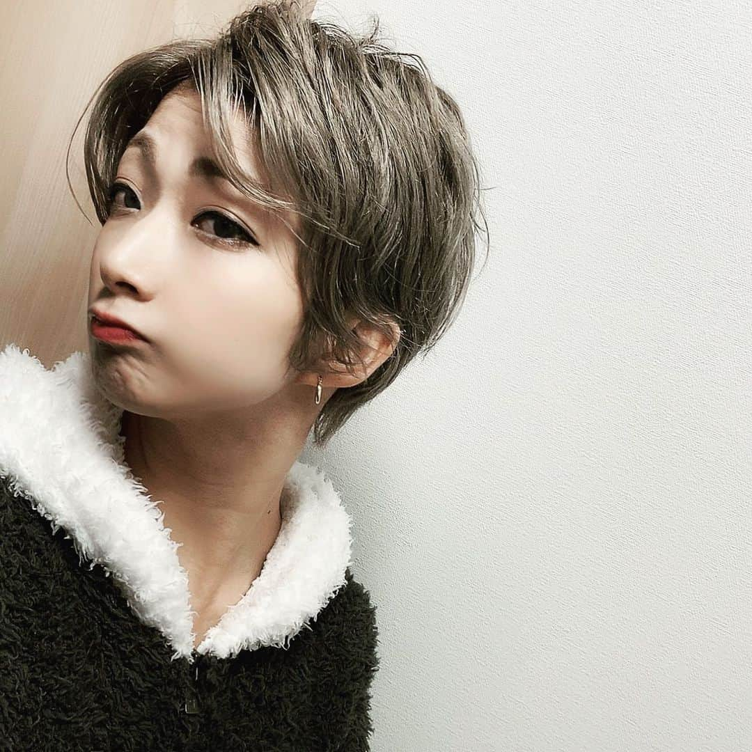 花瑛ちほのインスタグラム：「やほ  ゆるるるる〜く巻いてみた  どう？  #hairstyle  #haircolor  #ash #whitecolor #centerpart  #shortcut  #boyish #hairarrange  #iron #gelatopique  #roomwear  #panda」