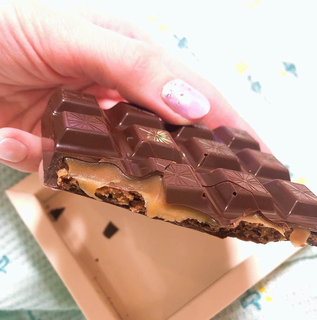 Jenyaのインスタグラム：「サロンデュショコラで買って来たチョコ🍫　@salonduchocolat_jp  @isetan_shinjuku   @franckkestener の板チョコ🍫 他のフルーツな板チョコは、カラフルだったけど、こちらはシンプルな見た目で、どんな味かな？ と思っていたら、キャラメルとクッキーで、ドストライクでした！ 美味しい😭❤️😭✨ #franckkestener #salonduchocolat #サロンデュショコラ2021 #チョコレート #伊勢丹新宿店 #イセタニスタ #イセタニスタのオススメ」