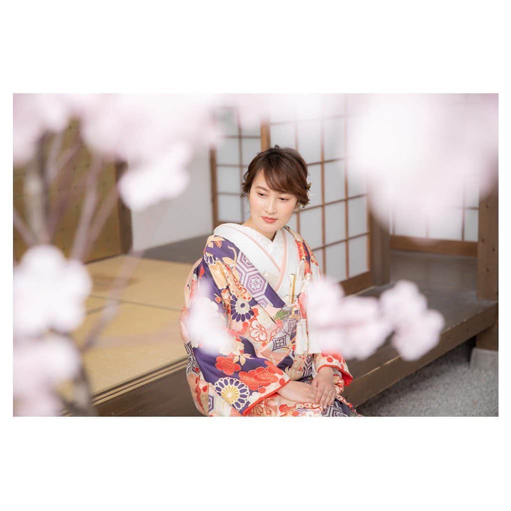 studioTVB梅田店さんのインスタグラム写真 - (studioTVB梅田店Instagram)「【スタジオ#桜 フォト🌸Part 2 】  ここ屋内庭園スタジオでは、お部屋の中に本物の日本庭園をイメージしたセットがあり、本当にロケーション撮影に行ったようなお写真が撮れるんです😍💕  桜と撮りたいと思いながらも、 コロナで桜の時期の撮影を検討されている方にもとってもオススメですよ♪  明日の桜写真もお楽しみに♡ ・ ・ photographer：Kamida Yosuke @yosuke.kamida Hairmake : @ayaka.hm_tvb  ・ ・ ┄┄┄┄┄┄┄┄┄┄┄┄┄┄ ・ @studiotvb_umeda @decollte_weddingphoto @d_weddingphoto_jp ・ ┄┄┄┄┄┄┄┄┄┄┄┄┄┄ ・  #撮る結婚式 ・ ┄┄┄┄┄┄┄┄┄┄┄┄┄┄  #Studiotvb #スタジオTVB梅田 #ウェディングフォト#フォトウェディング #結婚指輪 #結婚式  #前撮り #和装前撮り #洋装前撮り #2021春婚 #2021夏婚  #大阪前撮り #関西前撮り #結婚写真  #marry花嫁 #大阪花嫁 #関西花嫁 #プレ花嫁 #プレ花嫁準備 #結婚式レポ #結婚式準備 #ウェディング準備 #ウェディングドレス #ウェディングへア  #結婚式ヘアアレンジ #ヘアメイク #ヘアアレンジ #ヘアスタイル」1月30日 18時43分 - studiotvb_umeda