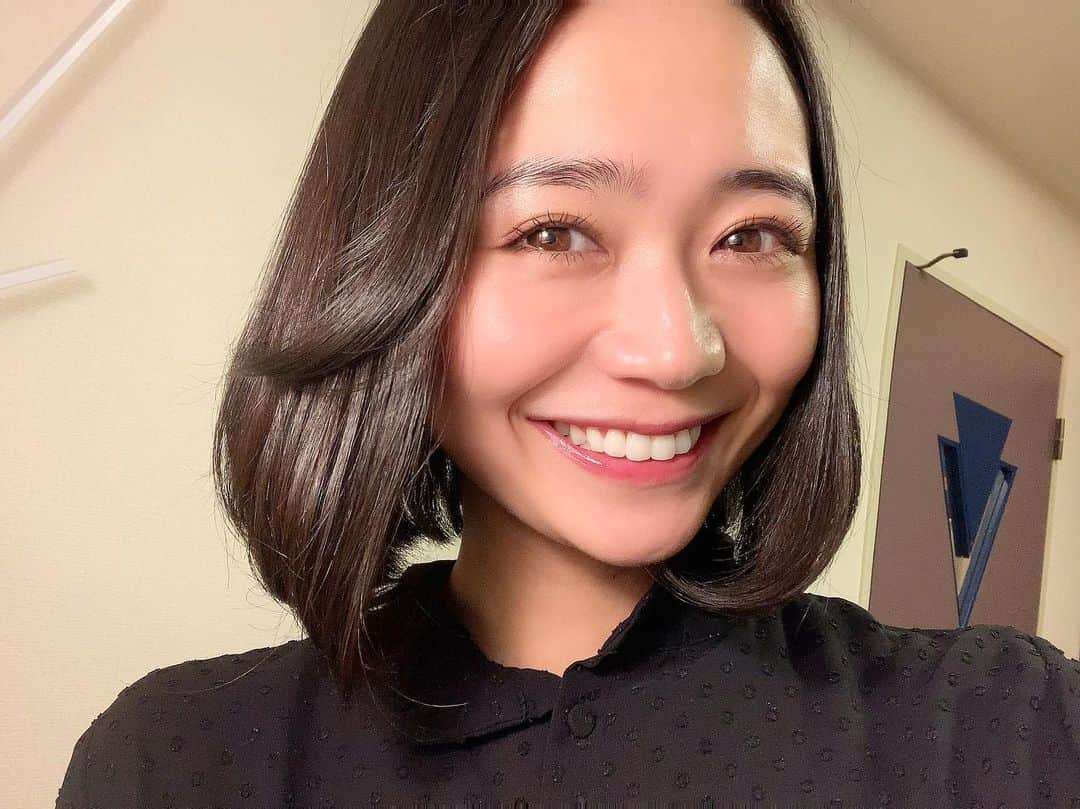 緑川静香さんのインスタグラム写真 - (緑川静香Instagram)「ソニックフィット✨✨﻿ ﻿ 顔に脂肪が付きやすい私に一番合ってる☺️﻿ 二重アゴ発生し始めてソニックフィットするといつの間にかいなくなってるのです！！﻿ ﻿ そしてお肌の調子がホントに良い🥰﻿ スッピンで飲みに行けます。笑﻿ あと目がパチコーンって開く！﻿！  @leeslee.nakameguro.sonicfit 様 ここは顔の脂肪や筋肉のつき方で当て方を変えてくれたりするのでとってもオススメです✨﻿  #ソニックフィット したら﻿ #ディレクターさんに﻿ #緑川さんまた顔小さくなりました？とか言われた笑﻿ #ハイフはやったことないけど﻿ #私はソニックフィットがすきw #ご静聴ありがとうございましーたん🥰笑」1月30日 18時37分 - midorikawa_shizuka