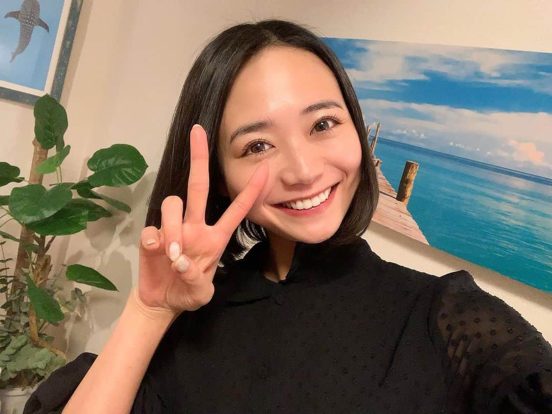 緑川静香のインスタグラム：「ソニックフィット✨✨﻿ ﻿ 顔に脂肪が付きやすい私に一番合ってる☺️﻿ 二重アゴ発生し始めてソニックフィットするといつの間にかいなくなってるのです！！﻿ ﻿ そしてお肌の調子がホントに良い🥰﻿ スッピンで飲みに行けます。笑﻿ あと目がパチコーンって開く！﻿！  @leeslee.nakameguro.sonicfit 様 ここは顔の脂肪や筋肉のつき方で当て方を変えてくれたりするのでとってもオススメです✨﻿  #ソニックフィット したら﻿ #ディレクターさんに﻿ #緑川さんまた顔小さくなりました？とか言われた笑﻿ #ハイフはやったことないけど﻿ #私はソニックフィットがすきw #ご静聴ありがとうございましーたん🥰笑」