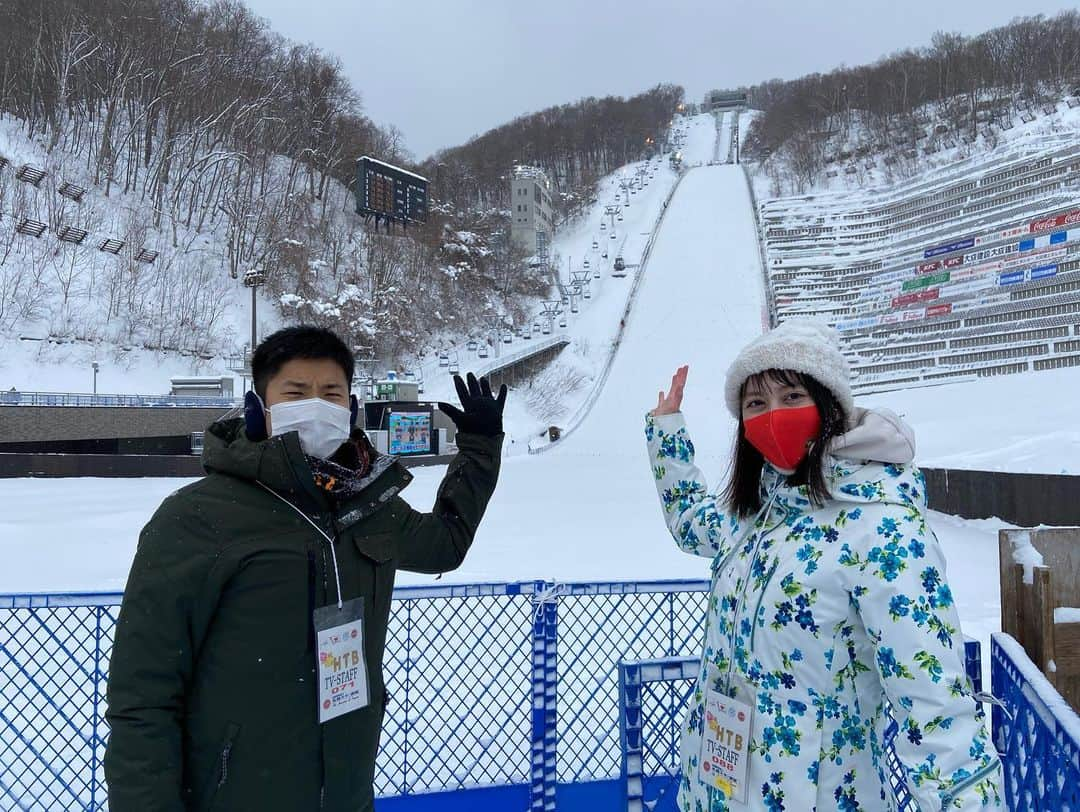 五十幡裕介さんのインスタグラム写真 - (五十幡裕介Instagram)「HTBカップジャンプが終わりました。 大倉山ジャンプ競技場に来て下さった方、 テレビもしくは公式YouTubeで観て下さった方、 本当にありがとうございました。 朝方や競技前の試技の時は、まだ穏やかな天気だったものの… 北海道の冬は怖いですね。 突然の強風に、体にぶつかってくるような激しい雪、 ジャンプ台のスタートゲートが見えないほどの視界不良。 そんな状況の中で飛んだ選手の皆さんは、 本当に勇敢でカッコ良いなと感じました。 渡部陸太選手は、国内大会で初めて表彰台の頂点に立ちました。 優勝インタビューでは、 「応援してくれている両親にありがとうと伝えたい」と一言。 「これから世界を目指していきたい」と、高らかに語りました。 これまでも、そして今シーズンも、国内大会で結果を残した選手が W杯といった世界の舞台に立っています。 また一人、NEW HEROが誕生日しましたね。  競技開始が遅れたため、中継リポートの合間に、 土屋さんと会場のアナウンスも。 皆さんと「onちゃんおはようたいそう」も踊りました。 ひょんなことから、「エアトランペット」もやりました。 温かい拍手、ありがとうございましたm(_ _)m。 寒かったので、今日はゆっくりお風呂に浸かります！  #スキージャンプ #HTBカップ #大倉山ジャンプ競技場 #ありがとうございました！ #優勝 #渡部陸太 選手 #東京美装グループスキー部 #国内大会 #初優勝 #おめでとうございます！ #最長不倒 #138.5メートル の #ジャンプ #土屋まり さん #後輩 #イチオシ!! #コンビ #会場 #MC #寒い中お疲れ様！ #土屋 との仕事は #楽しいです #HTB #アナウンサー #五十幡裕介 #リポート #優勝インタビュー」1月30日 18時39分 - htb_isohatayusuke