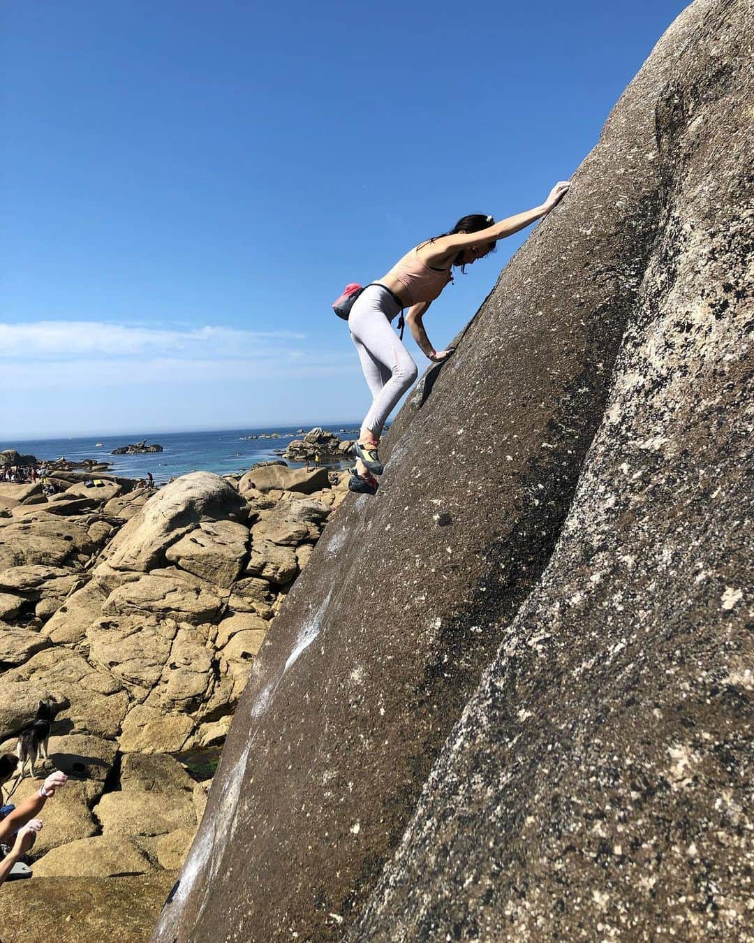 キャロライン・シノのインスタグラム：「Pour retrouver virtuellement le soleil ce week-end☀️. On en a bien besoin à Bleau... Petit souvenir du @blokuhaka il y a 2 ans. Je serai à nouveau marraine de l’événement cet été. Hâte d’arquer des bigorneaux en haut de dalles flippantes😅 et de revoir les plus beaux paysages du Finistère💙🌊 📸 1: @maxx_kim_park  📸 2&3: @signarthur_  @crimpoilofficial @arkose.climbing #bethbyarkose」
