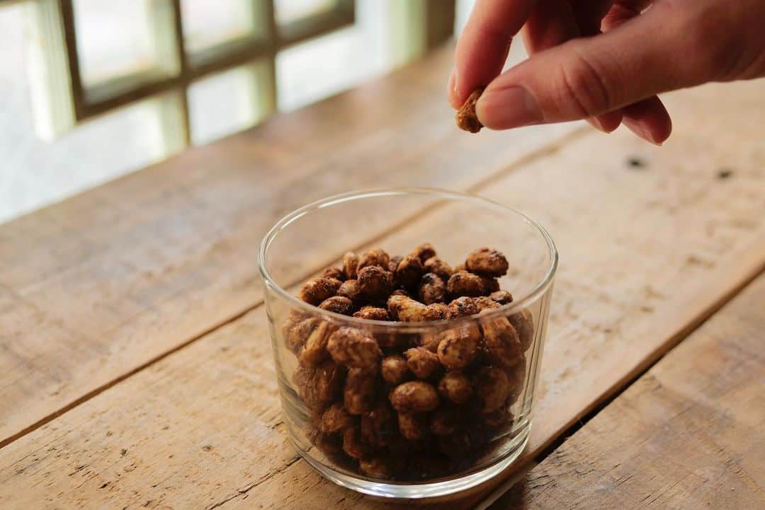 NEXTWEEKENDさんのインスタグラム写真 - (NEXTWEEKENDInstagram)「【新着コラム】 「節分のお豆でアレンジ！10分でできる 煎り大豆のコーヒーキャラメリゼの作り方」  もうすぐ節分。 今年は124年ぶりに“2月2日”という点でもちょっと話題ですよね。 節分の福豆（煎り大豆）はもう準備しましたか？  @gartencoffee の最新コラムは、そんな福豆を使って10分で作れる「煎り大豆のコーヒーキャラメリゼ」。  ほろ苦くて甘いので、大人のおつまみにも、おやつにもぴったりです。  ▼所要時間 10分  ▼材料 ・煎り大豆 ・砂糖 ・水 ・インスタントコーヒー ・塩　  レシピは @nextweekend_jp WEBサイトより。  #コーヒーと小さな野心 #gartencoffee #ガルテンコーヒー部﻿ #そんなムード #週末野心 #コーヒー好き #おうち時間 #おうちカフェ #コーヒーのある暮らし #子どものおやつ #おやつレシピ #節分 #福豆 #煎り大豆 recipe @gartencoffee @ino_asami」1月30日 18時40分 - nextweekend_jp