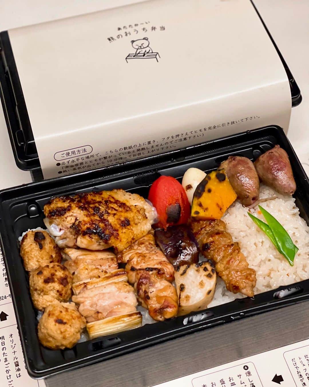 秋山具義さんのインスタグラム写真 - (秋山具義Instagram)「1日限定12食の中目黒『熊の焼鳥』の「あたたか〜い 熊のおうち弁当」は、紐を引っ張っぱると煙がモクモクして10分であたたかくなって炭焼きの香りがして焼きたてみたいでめっちゃ美味しかった〜♡﻿ 家で食べる焼鳥ということが考え抜かれていて素晴らしい！﻿ 「鳥ュフ飯」も最高〜♡﻿ 予約は👉 070-1324-9696 まで﻿ お早めに！﻿ ﻿ #熊の焼鳥 #具義焼鳥2021 #具義テイクアウト2021 #具義中目黒2021」1月30日 18時45分 - gugitter
