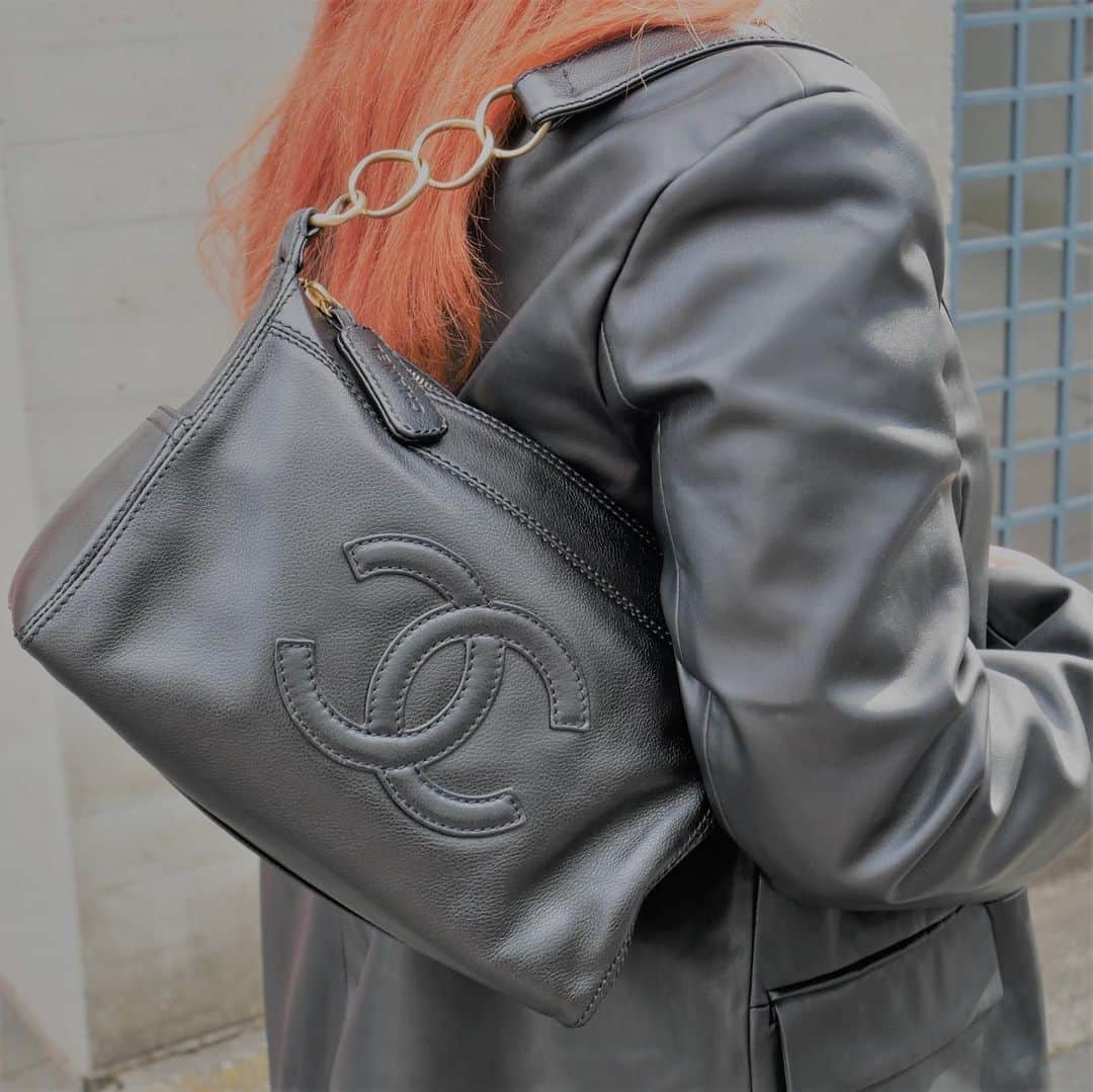 Vintage Brand Boutique AMOREさんのインスタグラム写真 - (Vintage Brand Boutique AMOREInstagram)「Vintage Chanel Shoulder Bag  Available Online For Purchase🛒 Search Code: AO32891  ✈️Free Shipping Worldwide 📩DM for more info and pricing  ➡️info@amorevintagetokyo.com   #VintageChanel #chanel #amoretokyo」1月30日 18時47分 - amore_tokyo