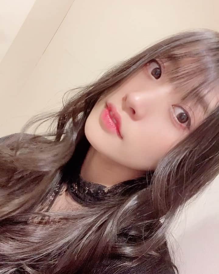 根岸愛のインスタグラム：「✂️💇‍♀️✂️ 今年初美容室💇‍♀️💕 アトリエスリー(@threeharajuku )で整えていただきました🥳 前髪すっきり最&高🥰 #hair #hairstyle #hairsalon #美容室 #ロングヘア #黒髪ロング #巻き髪」