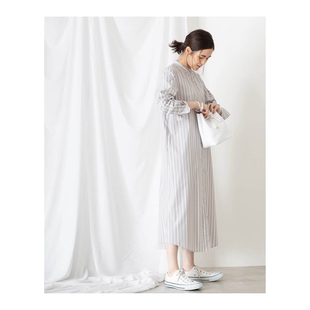のインスタグラム：「新作WEBカタログができました。  --------------- 2021.PRE SPRING Gentle air ---------------  シャボン玉を吹くときのような「ゆとり」と、花を買うときのような「ときめき」自分自身が自然体でいられる生活のための服。  NATURAL BEAUTY BASICではこの春、Gentle airをテーマに仕事服はもちろん、おうち時間にも着心地の良いデイリーに活躍する服を提案していきます。  NO.3 SHIRTS ONE-PIECE 爽やかなストライプのシャツワンピースはバンドカラーでスッキリとした印象です。 白小物とあわせてシンプルな着こなしも様になります。 もちろん今の時期はハイネックやニットベストをレイヤードするのもおすすめです。  Credit ★印：着用カラー  ワンピース 1140175　￥9,350 tax in Color:オフ/グレージュ★/ブルー Size:S/M  バッグ 1181270 ￥9,680 tax in Color:ホワイト★/ピンクゴールド  スニーカー 1188070 ￥7,150 tax in Color:ホワイト★/ベージュ Size:23.0/23.5/24.0  #ナチュラルビューティーベーシック #NATURALBEAUTYBASIC #略してNBBです #NBB #NBBコーデ  #春の新作カタログがきました #シャツワンピーススタイル #ワンピースコーディネート #シンプルコーディネート #大人シンプルコーデ #カジュアルコーデ #リラックススタイル #レイヤードスタイルもおすすめ #162cm #今日のコーデ #明日のコーデ #2021january」