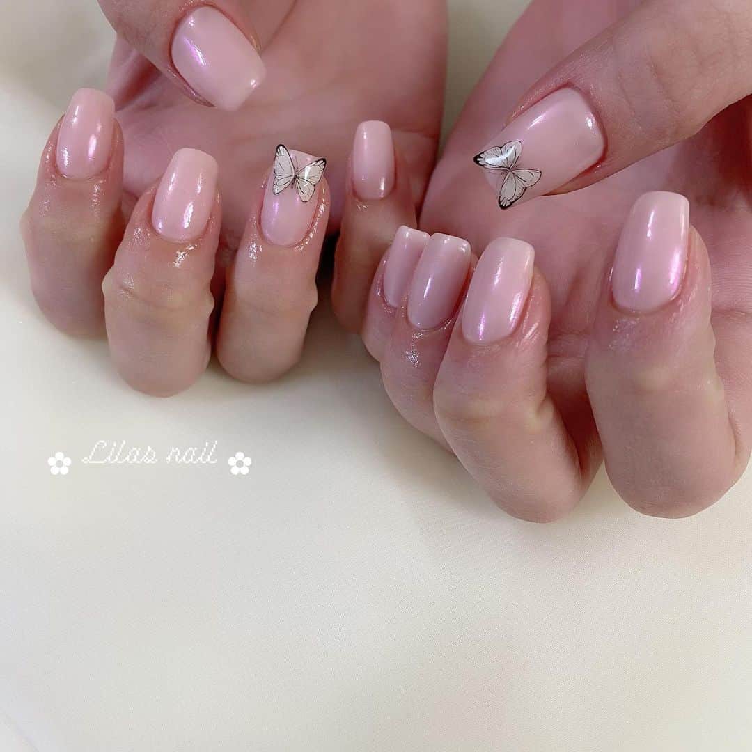 makoのインスタグラム：「* risa sanの蝶々人気〜🦋♡ yue san結婚おめでとうございます☺️🌷 * * 蝶々アート事前にお知らせください〜🦋♡ * #nail #うるつやネイル #네일디자인 #네일아트 #젤네일아트 #젤네일 #herlipto #ガーリーネイル #네일디자인 #ヴィンテージネイル #フレンチガーリー #囲みネイル #オーダーチップ #ミラーネイル #非対称ネイル #蝶々ネイル #小花ネイル  #中目黒 #オーロラパウダー #絵画アート #飛び出すシリーズ #하늘색」