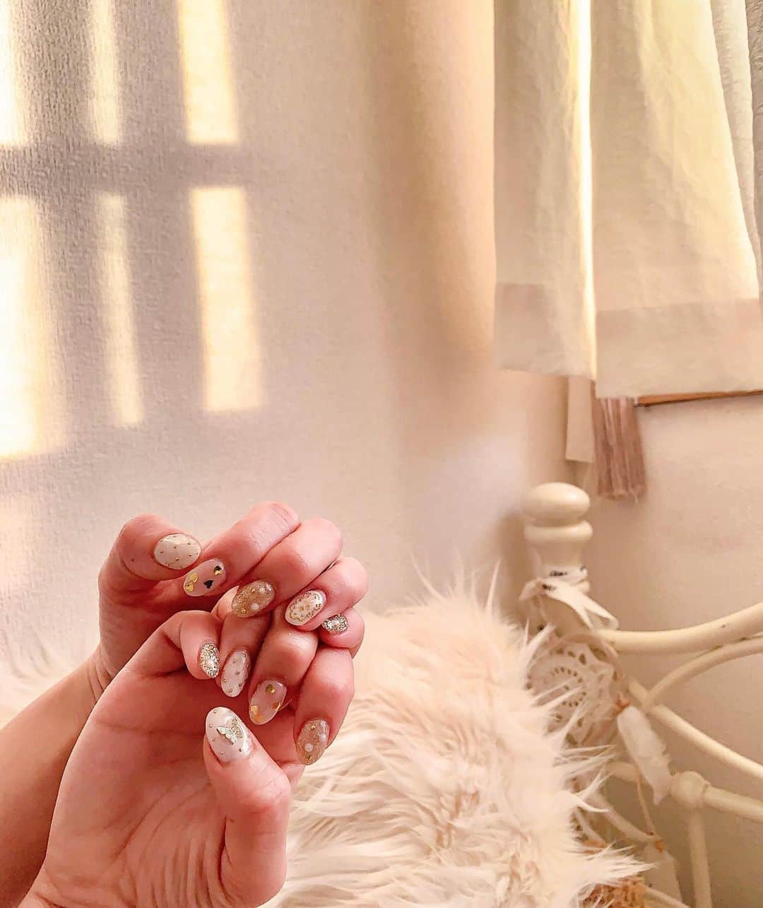NakamuraYukiのインスタグラム：「前回ネイルの保存数多くて﻿ ありがとうございます🧡﻿ ﻿ 一個前のネイルも撮ってたので載せます♡﻿ ﻿ ネイルするときみんな﻿ 何を参考にしてるんだろ〜？🤔﻿ ﻿ 次のネイル何にするか考えるのって﻿ こんなに楽しいのね🤣💕💕﻿ ﻿ ﻿ ﻿ #ネイルデザイン #ネイル #バレンタインネイル#ジェルネイル#ジェルネイルデザイン#ハートネイル #ホワイトネイル#白ネイル#バレンタイン#valentinenails #naildesign #美容ナース　#美容看護師#美容クリニック#看護師転職#看護師　#看護学生#看護師あるある﻿ #yukis_nail」